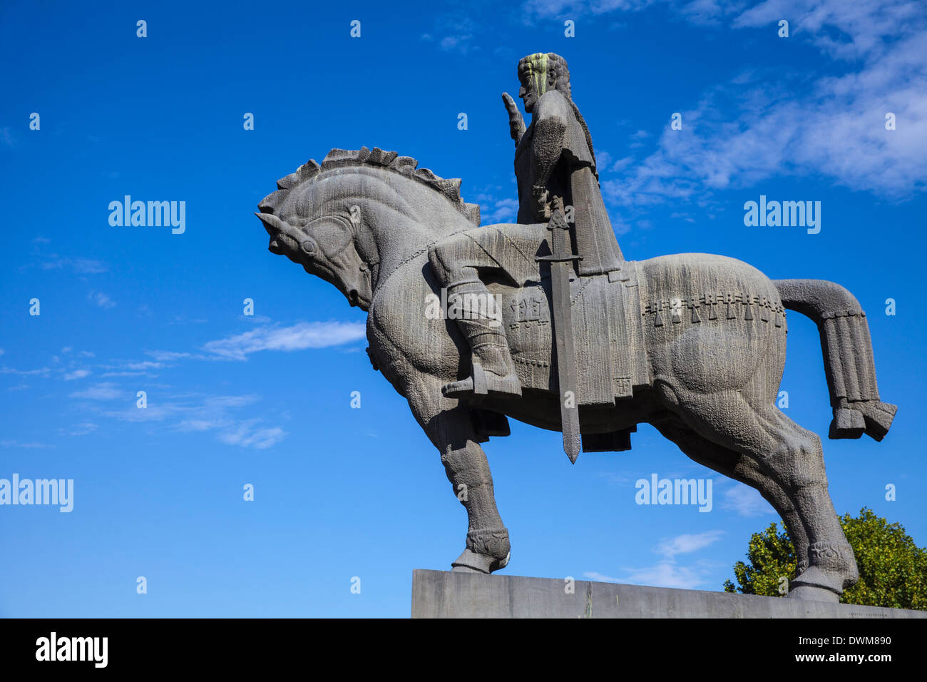 Avlabari, statua equestre del re Vakhtang Gorgasali accanto alla Chiesa di Metekhi, Tbilisi, Georgia, nel Caucaso e in Asia Centrale, Asia Foto Stock