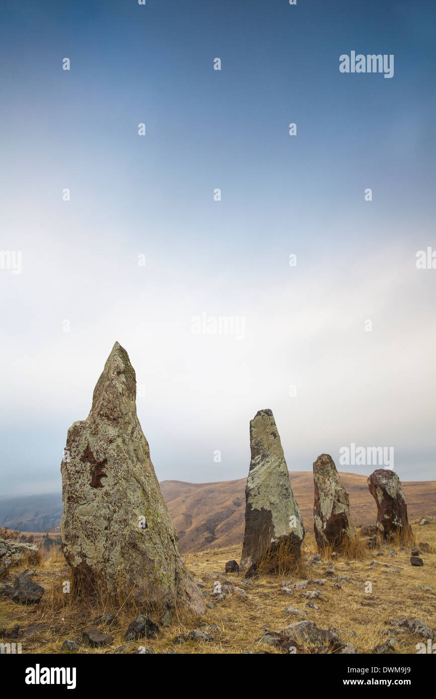 Antiche tombe, Zorats Karer (Karahundj) (Carahunge) (parlando pietre), Sisian, Armenia, Asia Centrale, Asia Foto Stock