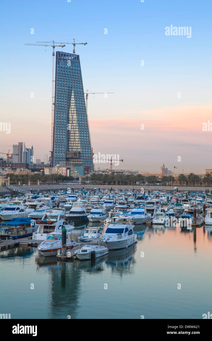 Souk Shark Shopping Centre e Marina con la nuova Banca centrale del Kuwait in distanza, Kuwait City, Kuwait, Medio Oriente Foto Stock