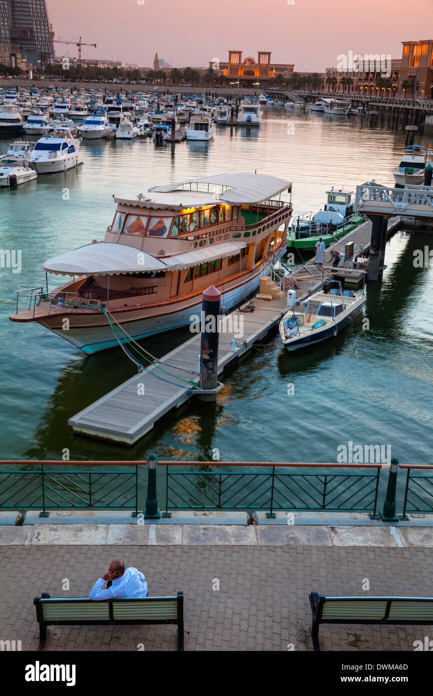 Souk Shark Shopping Centre e Marina al crepuscolo, Kuwait City, Kuwait, Medio Oriente Foto Stock