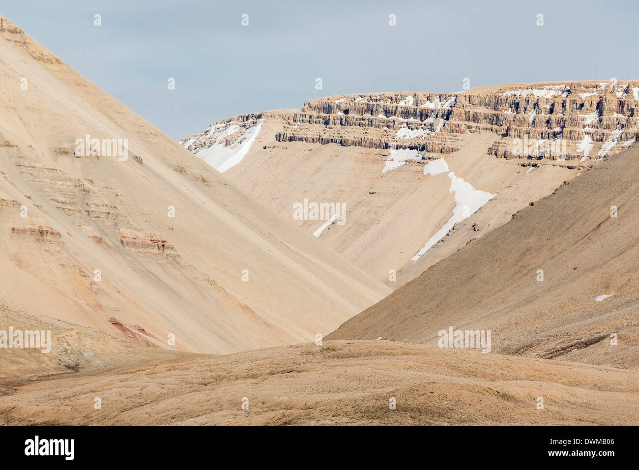 Vista di strati sedimentari dal capo di fieno, isola Bylot, Nunavut, Canada, America del Nord Foto Stock