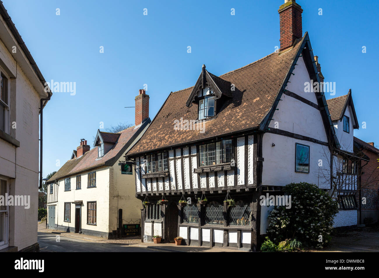 Il XIV secolo public house, il Green Dragon, Wymondham, Norfolk, Regno Unito. Foto Stock