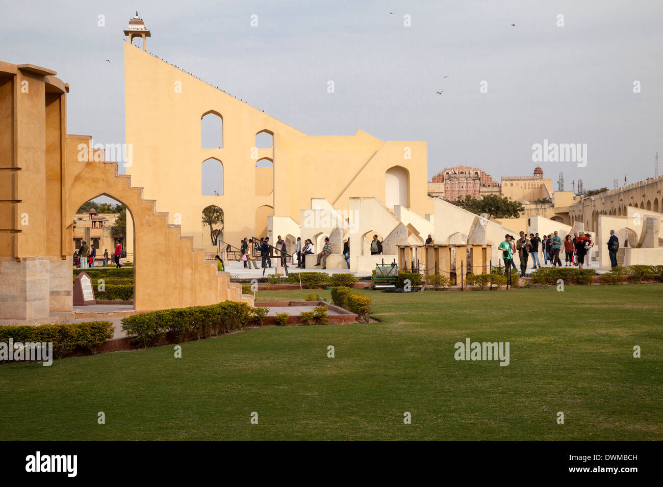 Jaipur, Rajasthan, India. Jantar Mantar, un settecentesco sito per le osservazioni astronomiche, adesso sito del Patrimonio Mondiale. Foto Stock