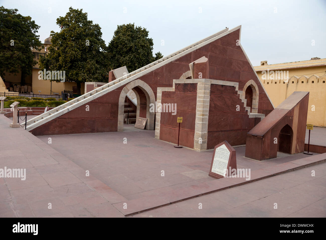Jaipur, Rajasthan, India. Jantar Mantar, un settecentesco sito per le osservazioni astronomiche, adesso sito del Patrimonio Mondiale. Foto Stock