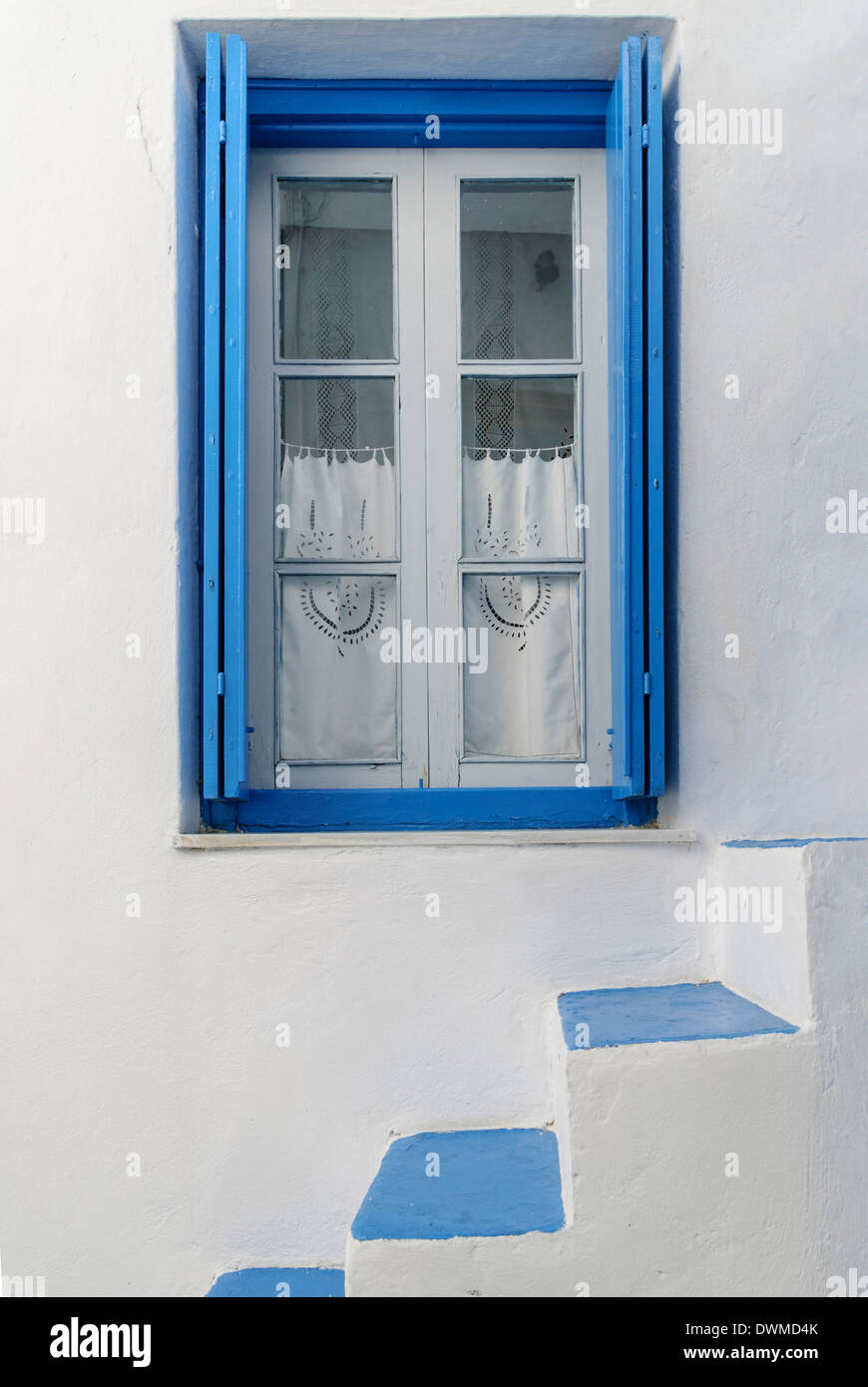 Blu e bianco sul telaio di una finestra e passaggi, Isola di Milos, Cicladi Grecia Foto Stock