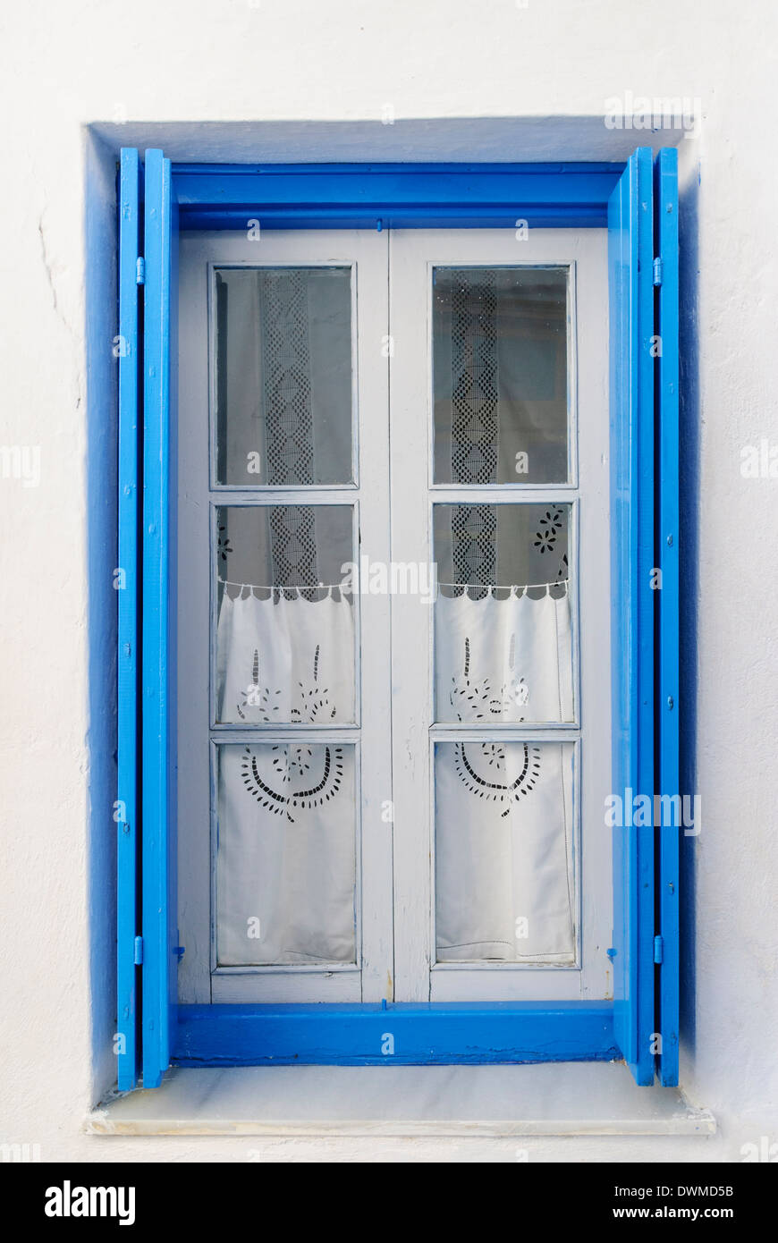 Blu e bianco sul telaio di una finestra, Isola di Milos, Cicladi Grecia Foto Stock