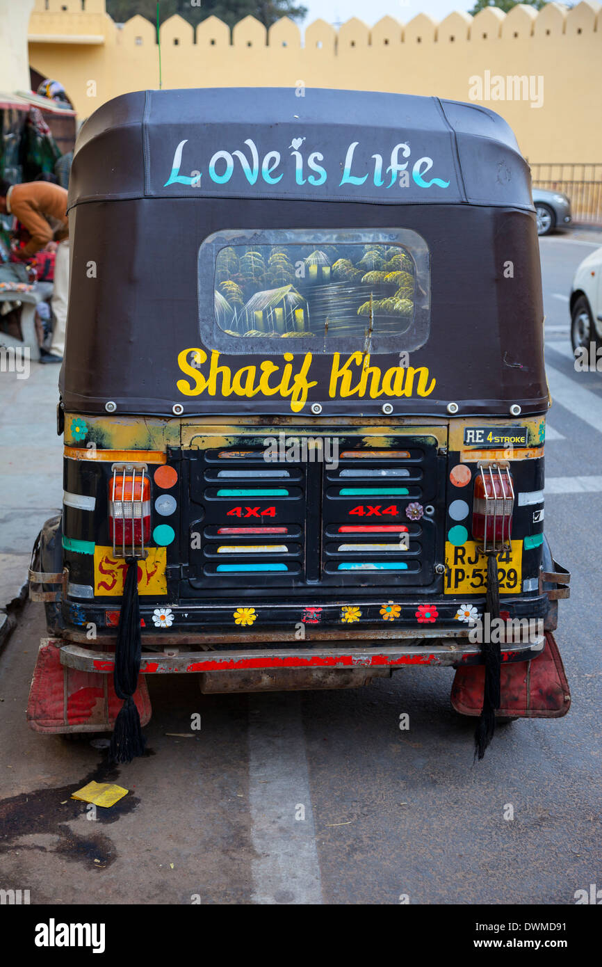 Jaipur, Rajasthan, India. Decorazione su un taxi locale. Foto Stock