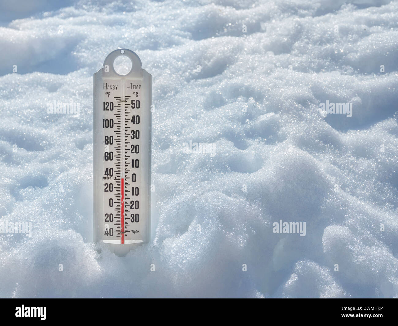 Di ghiaccio freddo termometro in ghiaccio e neve per illustrare il riscaldamento globale, con spazio sulla destra per tipo Foto Stock