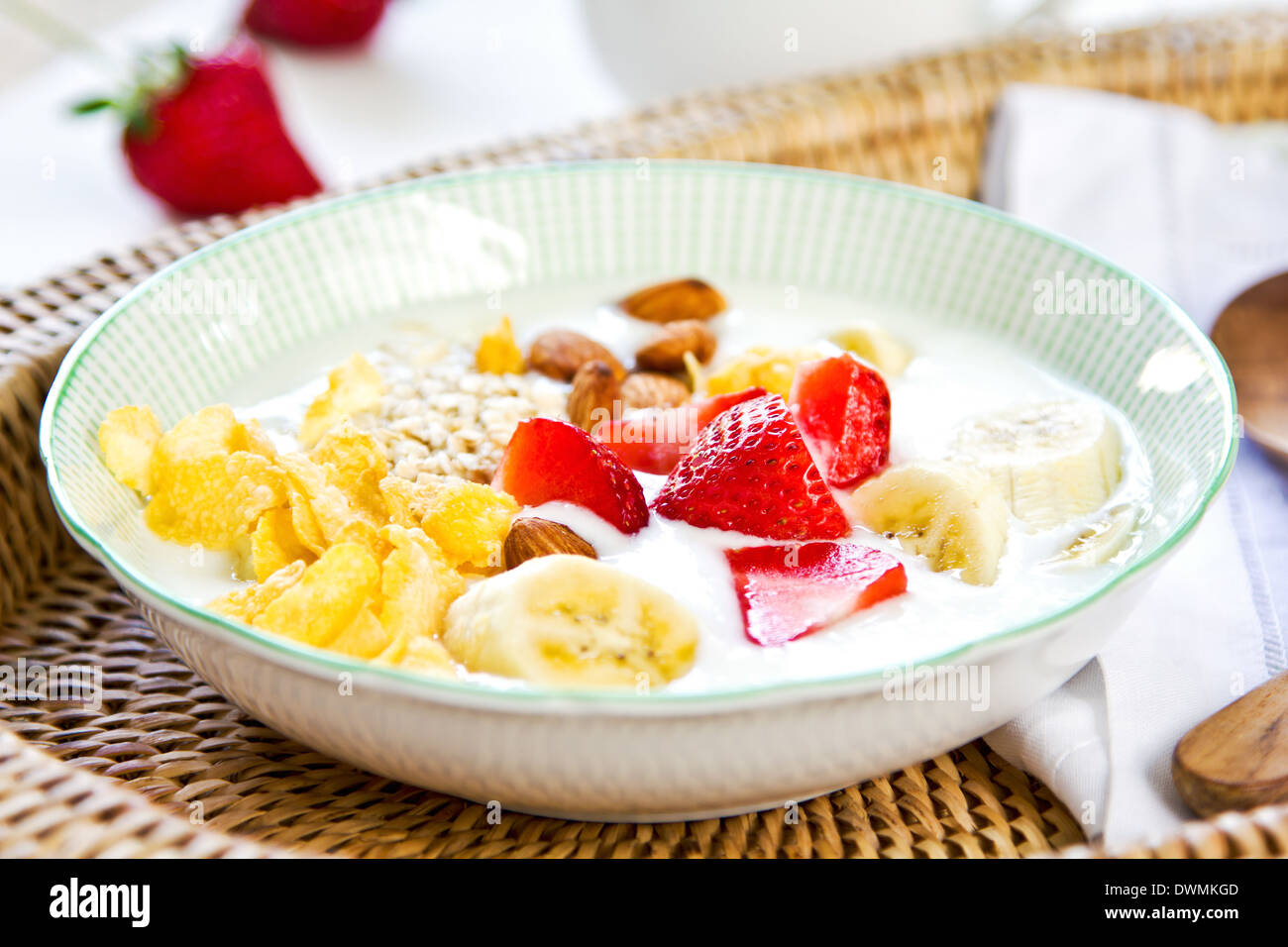 Frutta fresca con OAT, mandorla ,cornflake in yogurt naturale Foto Stock