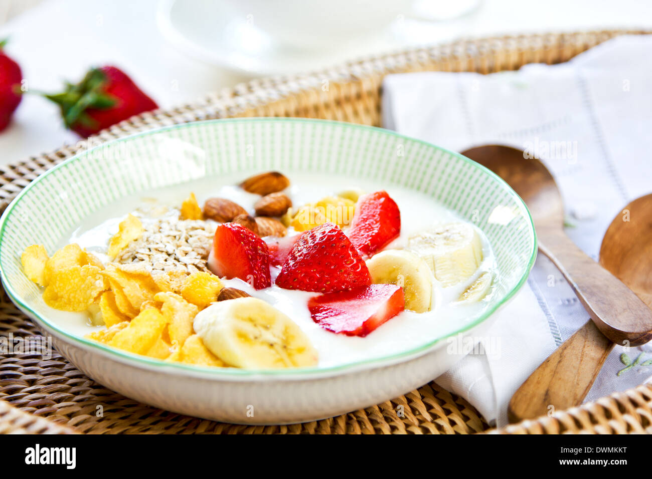 Frutta fresca con OAT, mandorla ,cornflake in yogurt naturale Foto Stock