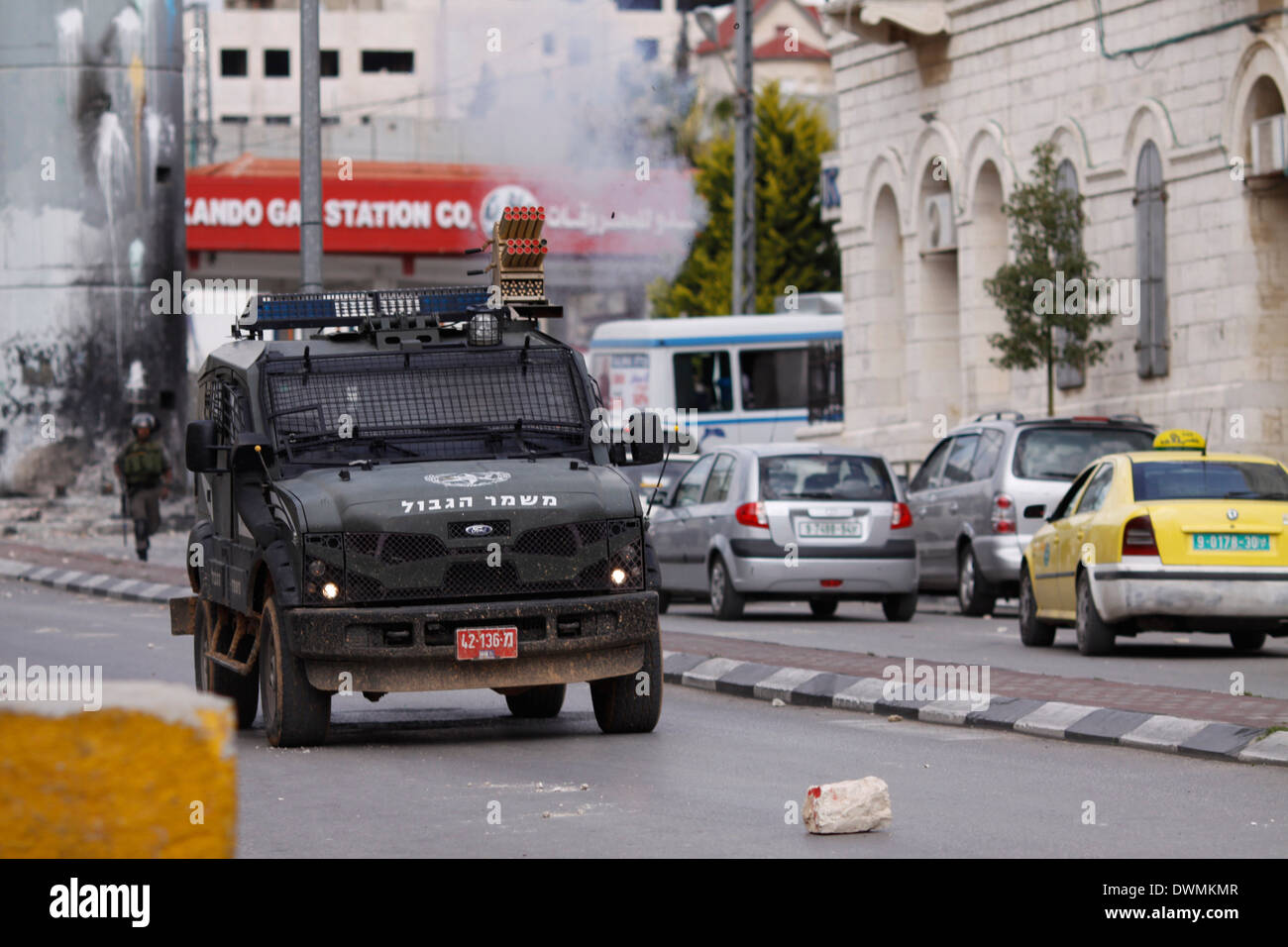 Frontiera israeliana jeep la polizia ha fatto irruzione nella per le strade di Betlemme il tiro di lacrimogeni presso i palestinesi, durante gli scontri. Foto Stock
