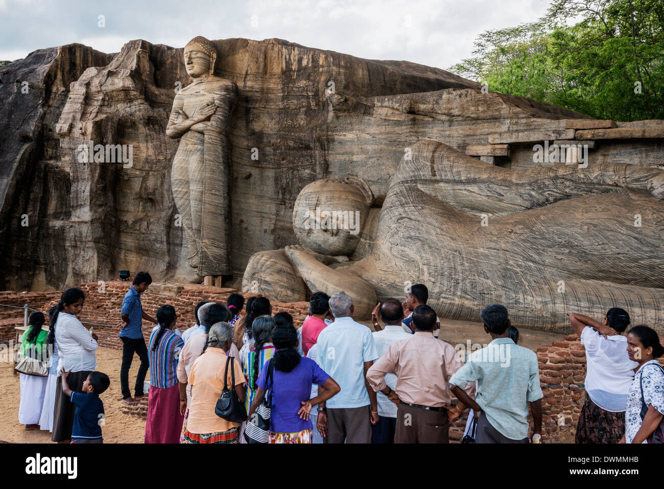 Le persone che visitano Gal Vihara rock Tempio del Buddha in Polonnaruwa Sri Lanka Foto Stock