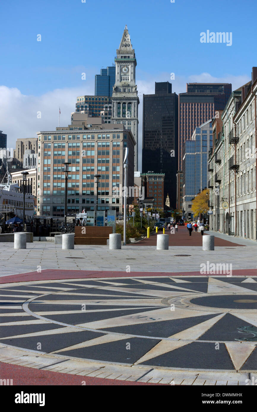 Long Wharf, Boston Harbor, Boston, Massachusetts, USA con il centro di Boston e il Custom House torre dell orologio in background Foto Stock