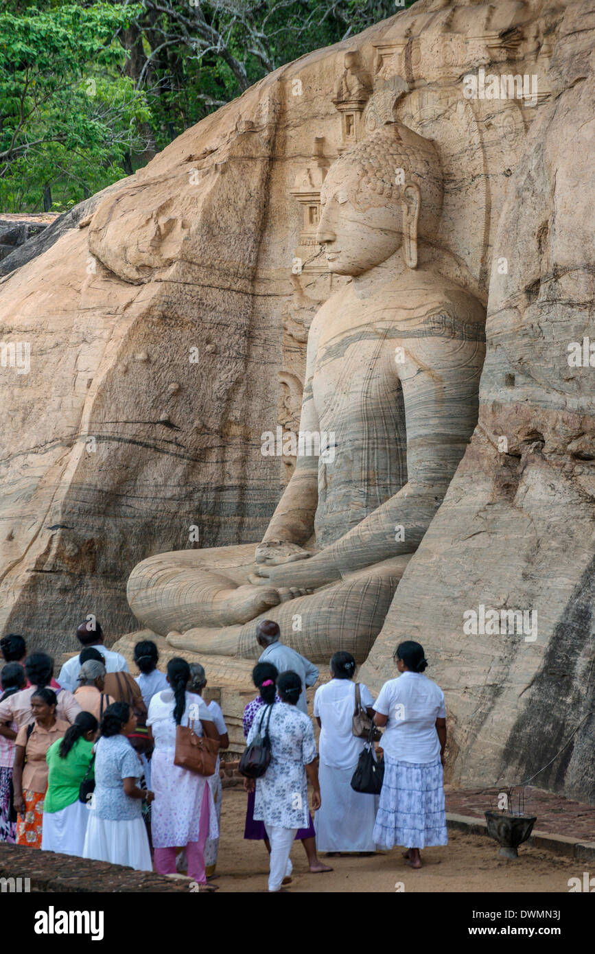Le persone che visitano Gal Vihara rock Tempio del Buddha in Polonnaruwa Sri Lanka Foto Stock