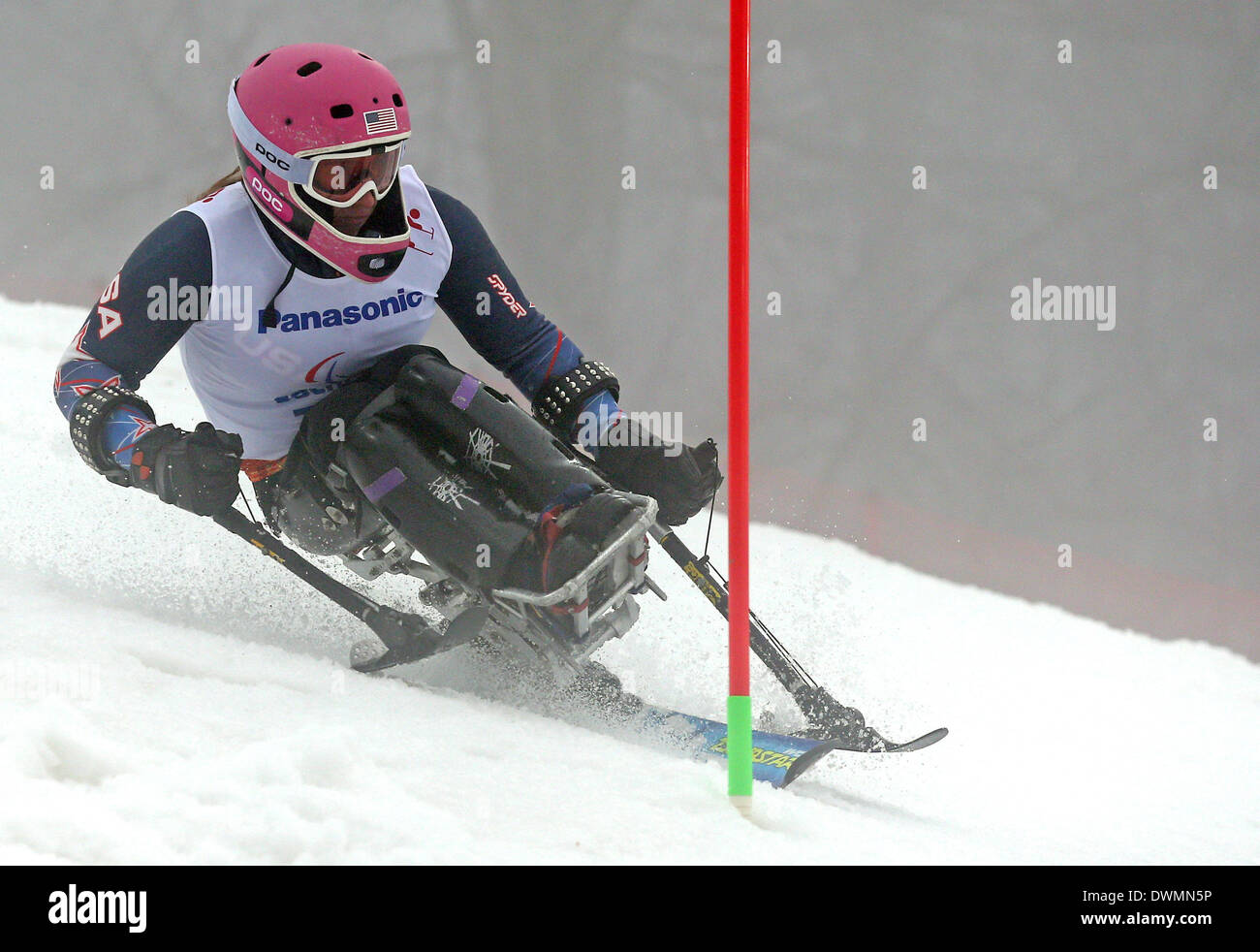 Laurie Stephens di USA esegue nelle donne il Super Slalom combinata in seduta Rosa Khutor Alpine Center a Sochi 2014 Giochi Paralimpici Invernali, Krasnaya Polyana, Russia, 11 marzo 2014. Foto: Jan Woitas/dpa Foto Stock