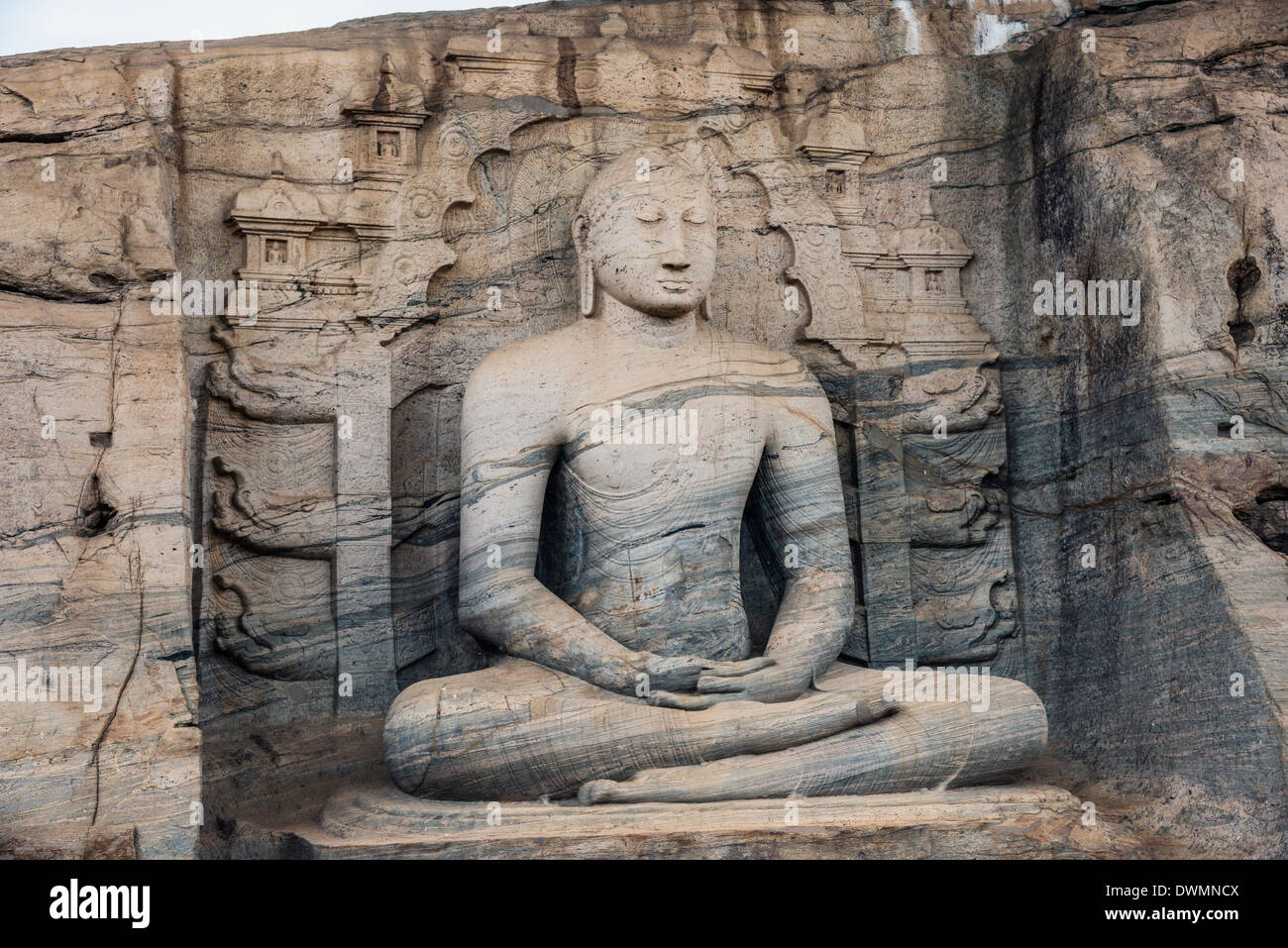 Buddha seduto raffigura il dhyana mudra Gal Vihara rock Tempio del Buddha in Polonnaruwa Sri Lanka Foto Stock