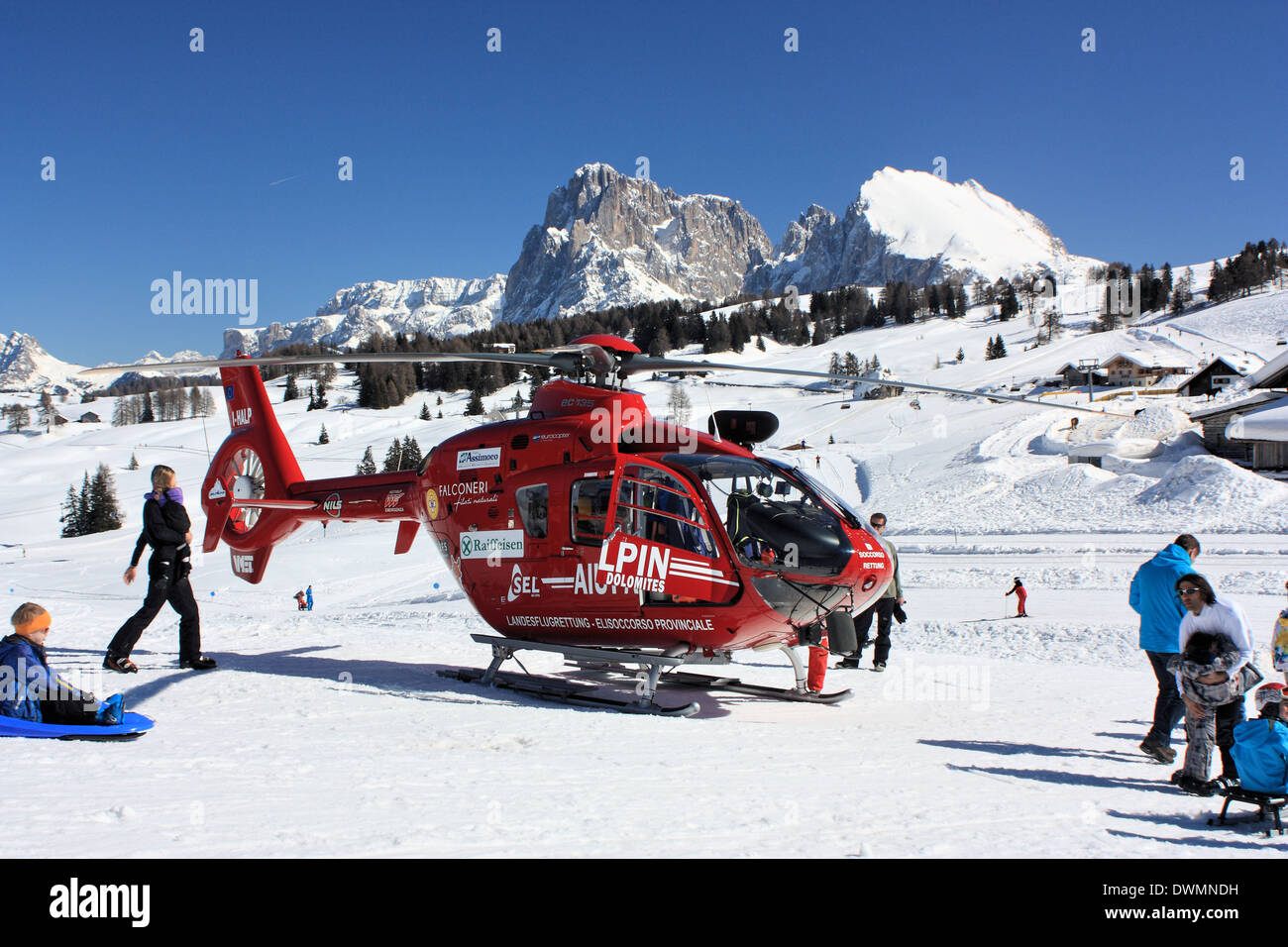 Aiut Alpin Dolomites é heli mountain rescue, Eurocopter EC 135 T2, Alpe di Siusi / Alpe di Siusi Alto Adige - Italia Foto Stock