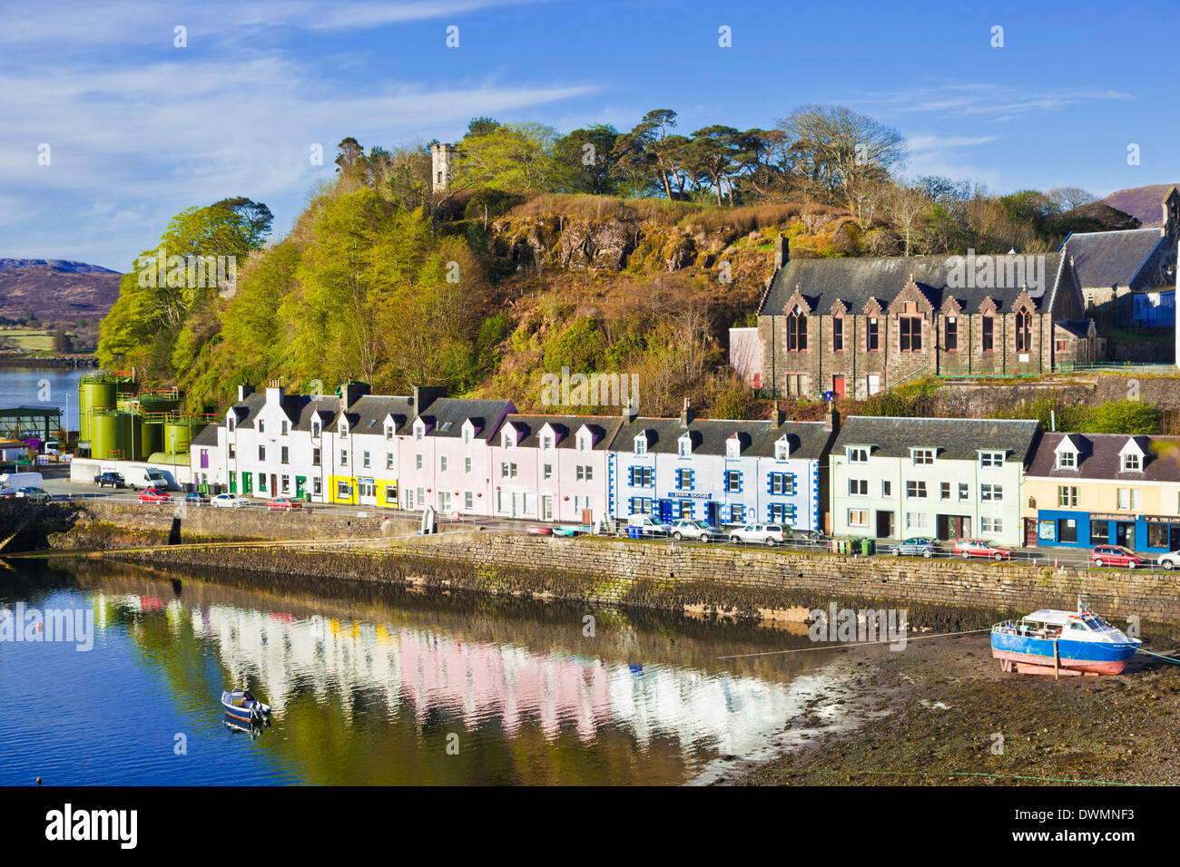 Multi-case colorate con riflessi nel porto di Portree, Isola di Skye, Ebridi Interne, Highlands e le isole della Scozia, Regno Unito Foto Stock