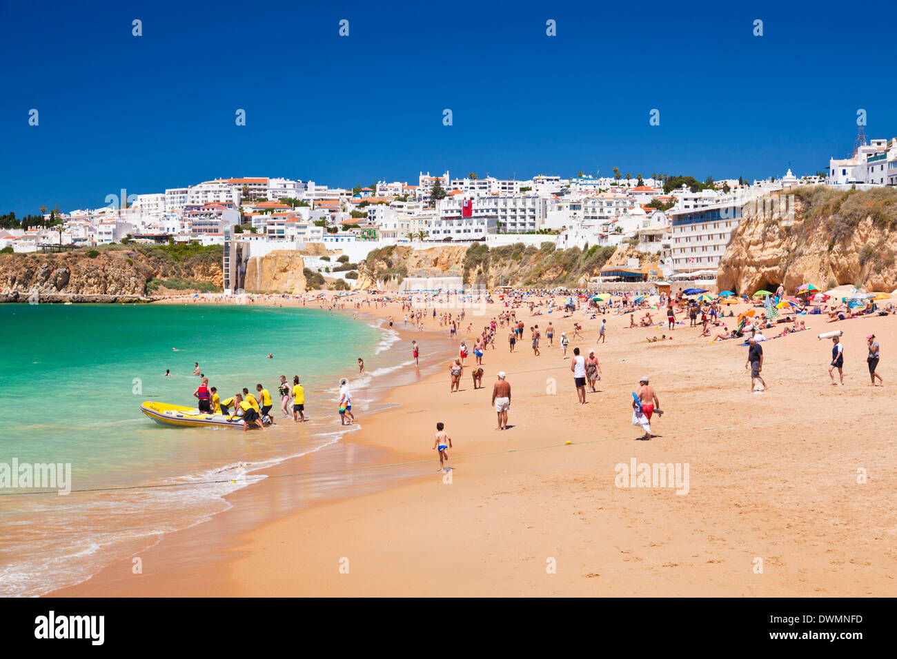 I turisti sulla spiaggia dei pescatori (Praia dos isole Pescadores), spiaggia Albufeira, Algarve, Portogallo, Europa Foto Stock
