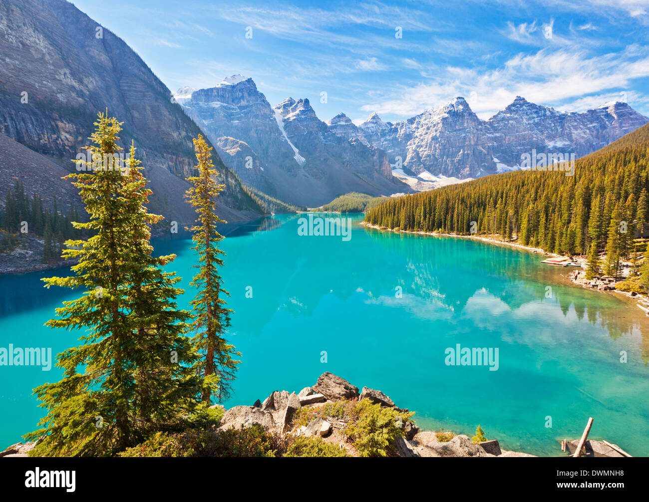 Il Moraine Lake nella Valle dei Dieci Picchi, il Parco Nazionale di Banff, Sito Patrimonio Mondiale dell'UNESCO, Alberta, Canadian Rockies, Canada Foto Stock