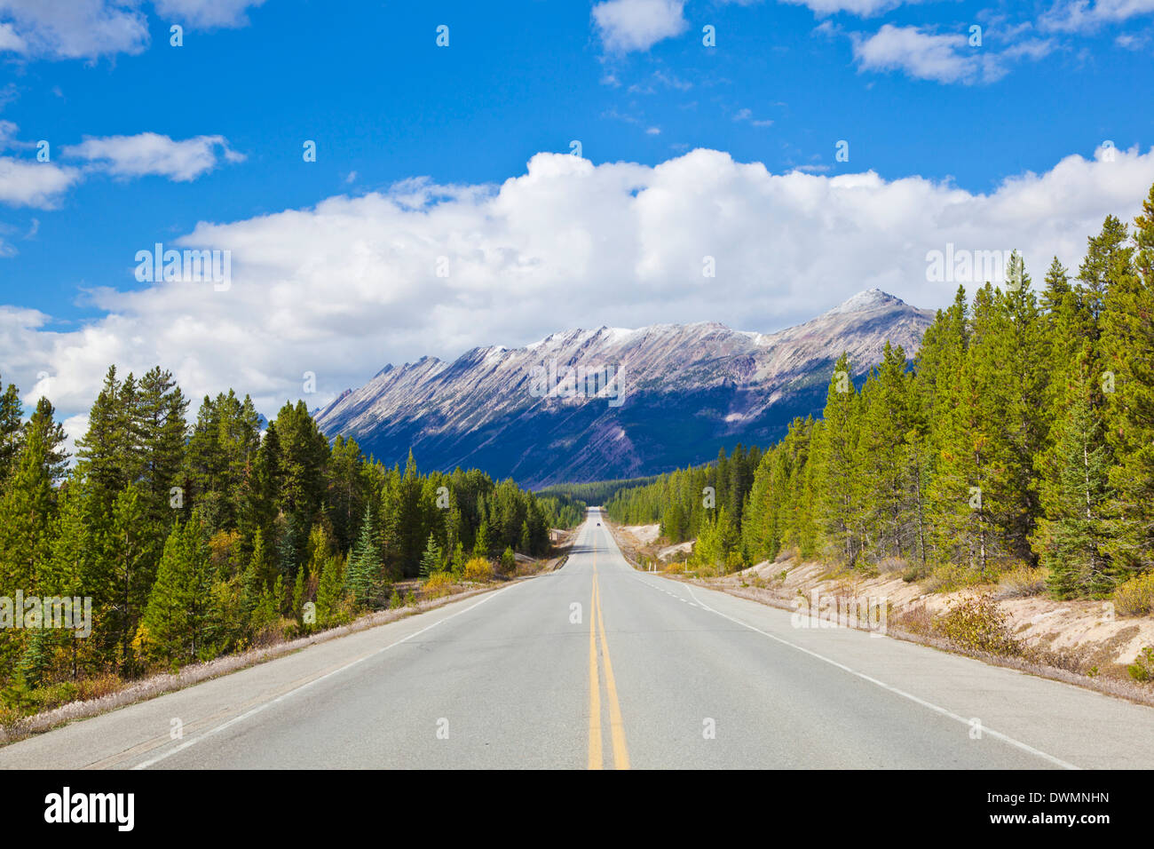 L'Icefields Parkway road highway attraverso il Parco Nazionale di Jasper, Sito Patrimonio Mondiale dell'UNESCO, Alberta, Canadian Rockies, Canada Foto Stock