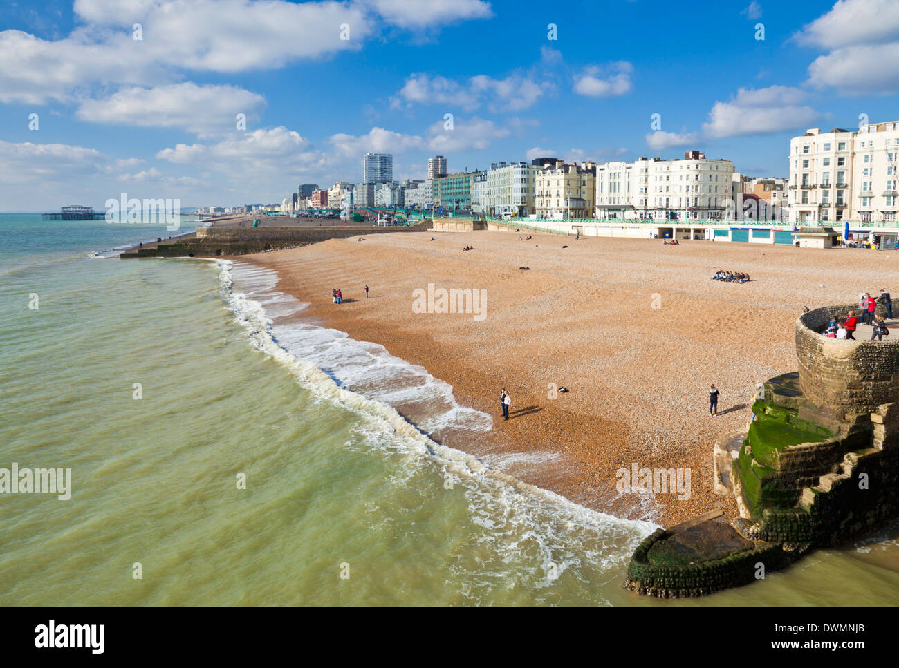Il lungomare con le persone sulla spiaggia di Brighton Beach, East Sussex, England, Regno Unito, Europa Foto Stock