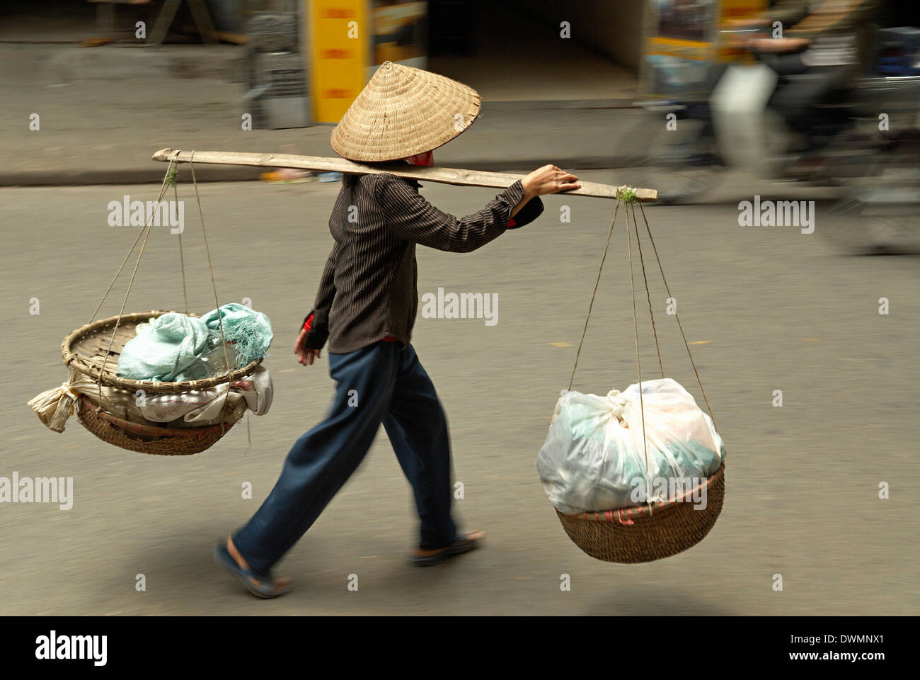 Porter nel vecchio quartiere, Hanoi, Vietnam, Indocina, Asia sud-orientale, Asia Foto Stock