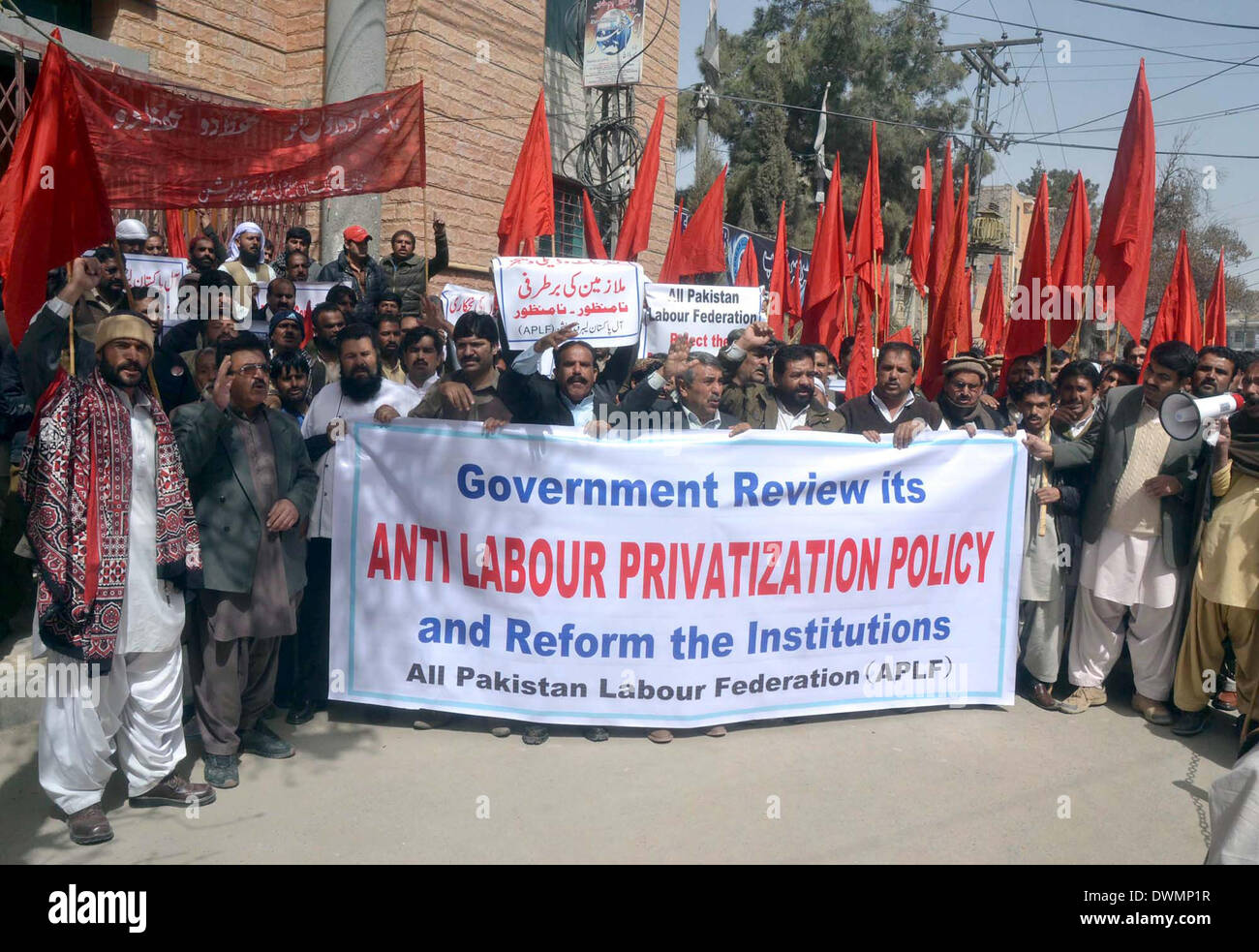 Quetta, Pakistan. Undicesimo Mar, 2014. Operai e Impiegati del governo sono cantando slogan contro la privatizzazione di istituzioni e di esigenti al governo del Pakistan di rivedere la sua politica in materia di privatizzazione delle istituzioni, durante una manifestazione di protesta sotto l ombrello di tutto il Pakistan Federazione del lavoro svoltasi a Quetta press club il Martedì, Marzo 11, 2014. Credito: Arsalan Naseer PPI/images/Alamy Live News Foto Stock