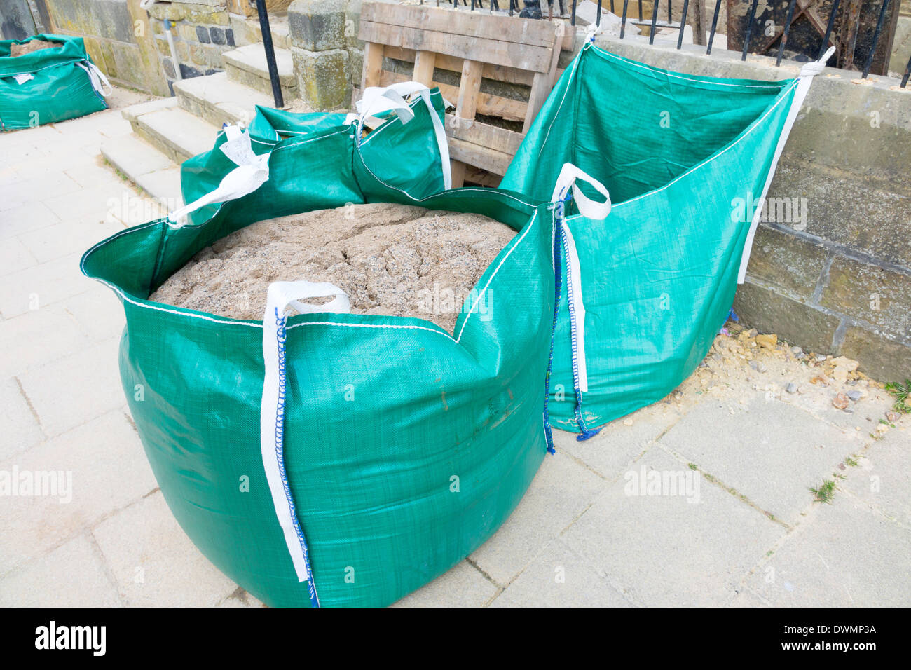 Grandi sacchi di sabbia per la comoda consegna alla rinfusa ad un sito di costruzione Foto Stock