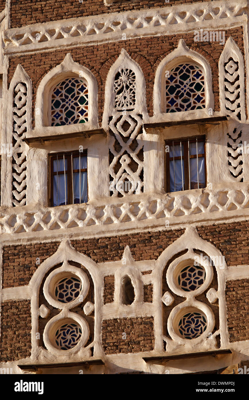 Dettaglio architettonico, la città vecchia di Sanaa, Sito Patrimonio Mondiale dell'UNESCO, Yemen, Medio Oriente Foto Stock