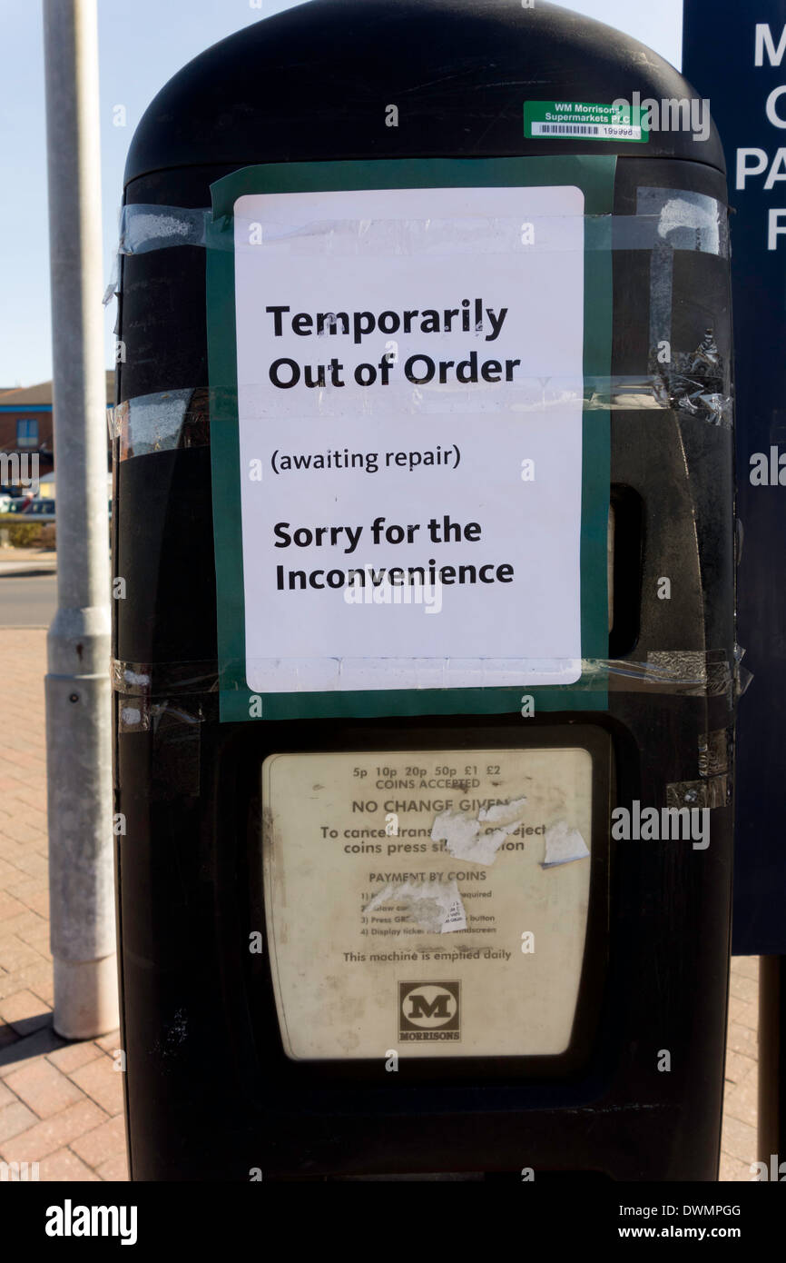 Avviso su un parcheggio macchina di pagamento " temporaneamente fuori  ordine (in attesa di riparazione) Siamo spiacenti per il disagio Foto stock  - Alamy