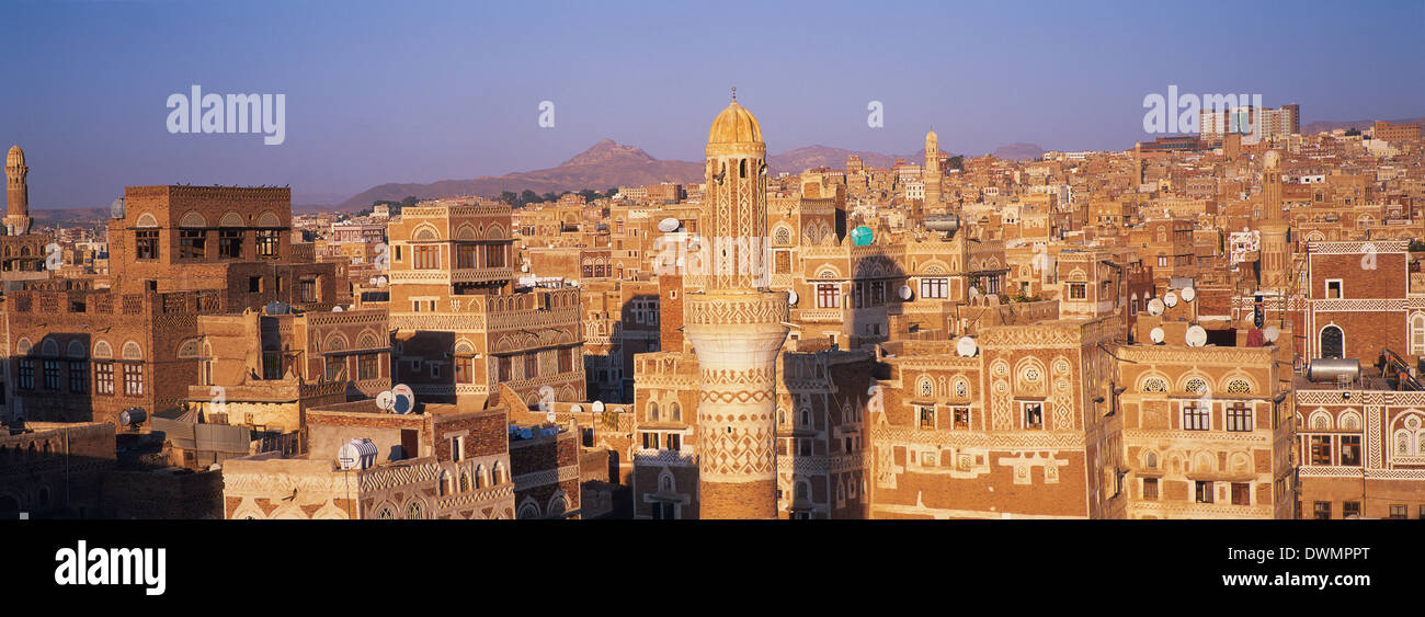 Vista in elevazione della vecchia città di Sanaa, Sito Patrimonio Mondiale dell'UNESCO, Yemen, Medio Oriente Foto Stock