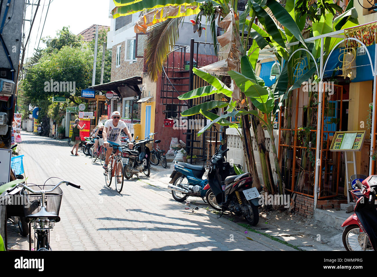 Strada in un quartiere tranquillo e pieno di verde quartiere vicino a Ping Canal, Chiang Mai, Thailandia del Nord Foto Stock