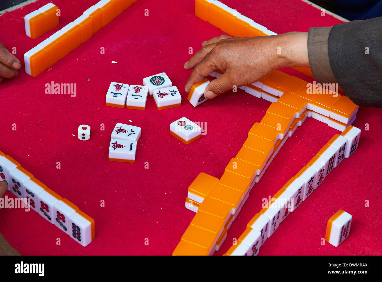 Mahjong giocatori, Baisha village intorno Lijiang, Yunnan, Cina e Asia Foto Stock