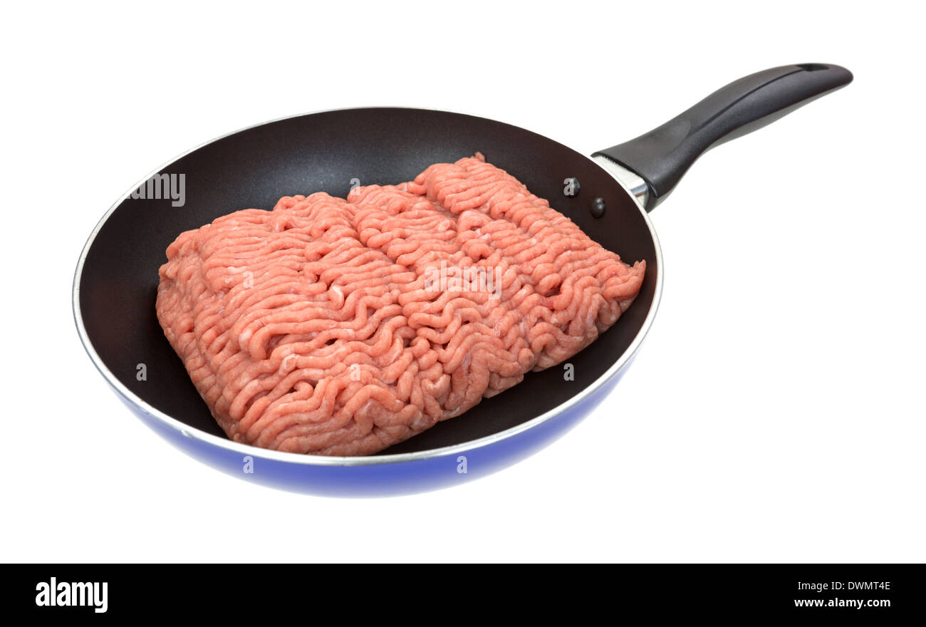 Terreno fresco di carne di tacchino in una padella piccola su uno sfondo bianco. Foto Stock