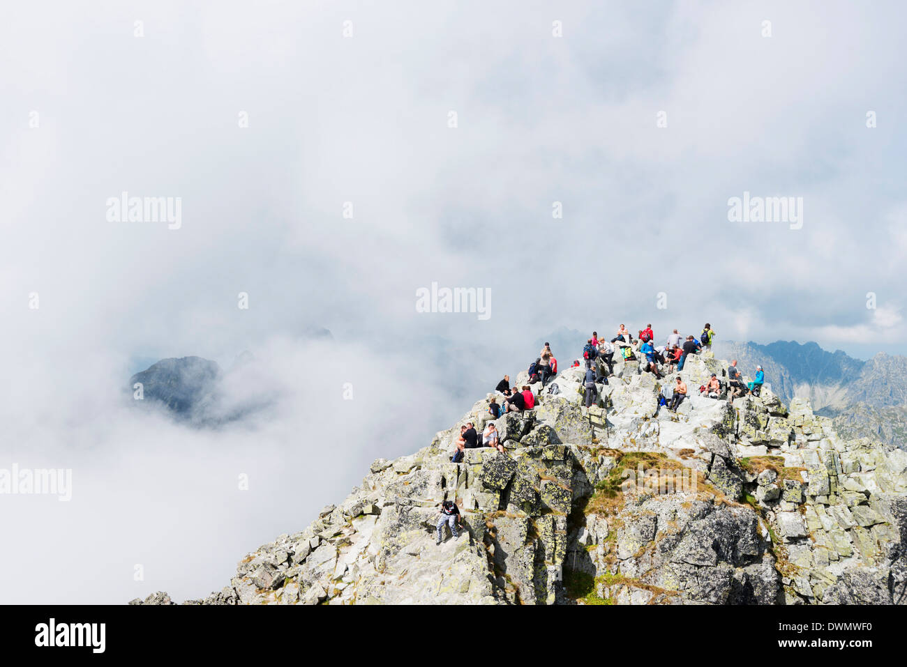 Gli escursionisti sulla vetta del Monte Rysy, 2499m, il punto più alto in Polonia, Zakopane, Carpazi, Polonia, Europa Foto Stock