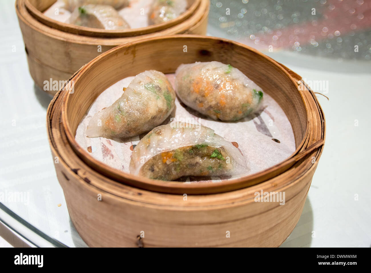 Gnocco di Steamed Chiu Chao Fan Guo con carne di maiale gamberi arachidi jicama e coriandolo in bambù vaporizzatore Closeup fino Foto Stock