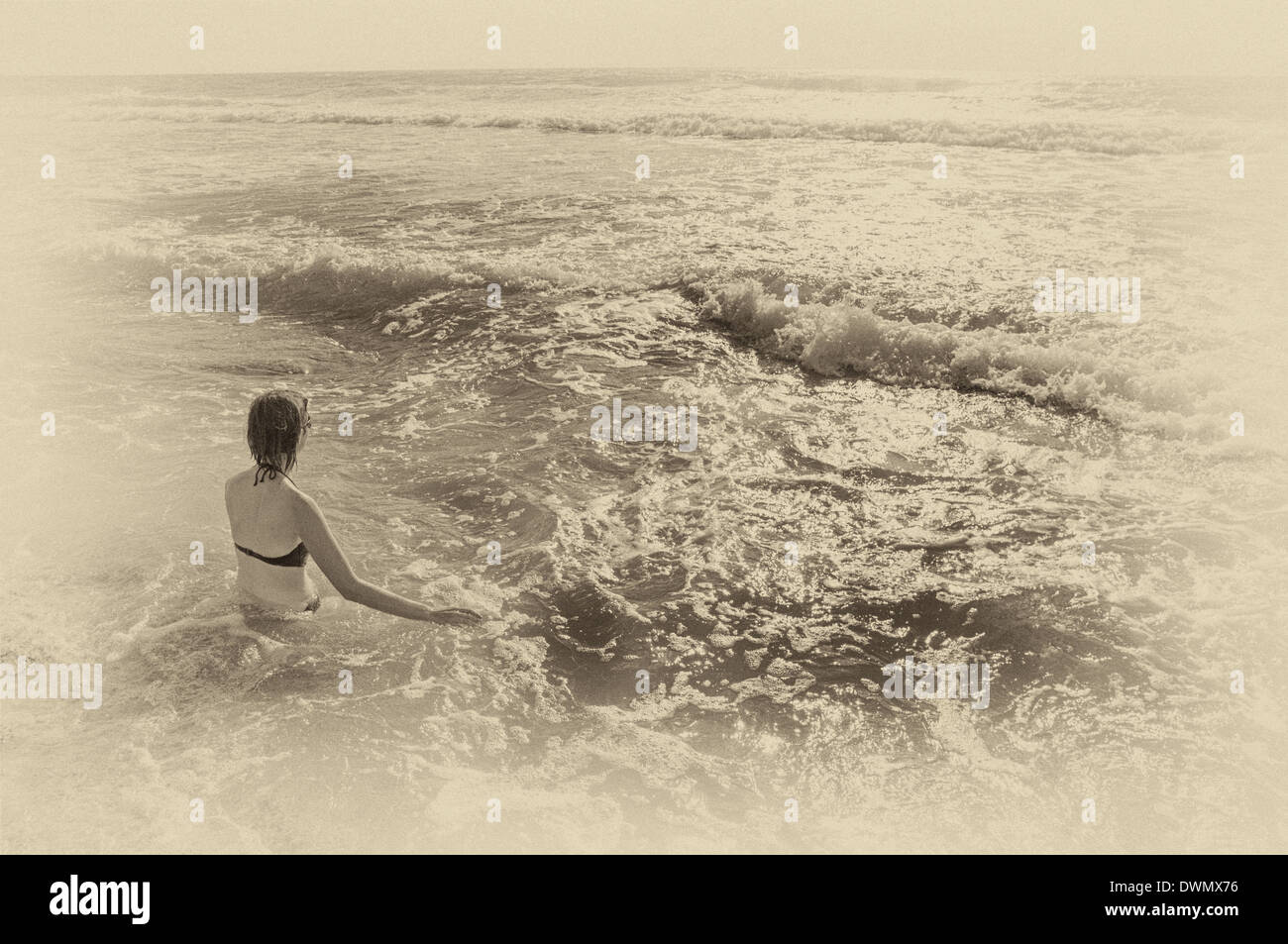 Giovane donna in mare vintage di un effetto fotografico Foto Stock