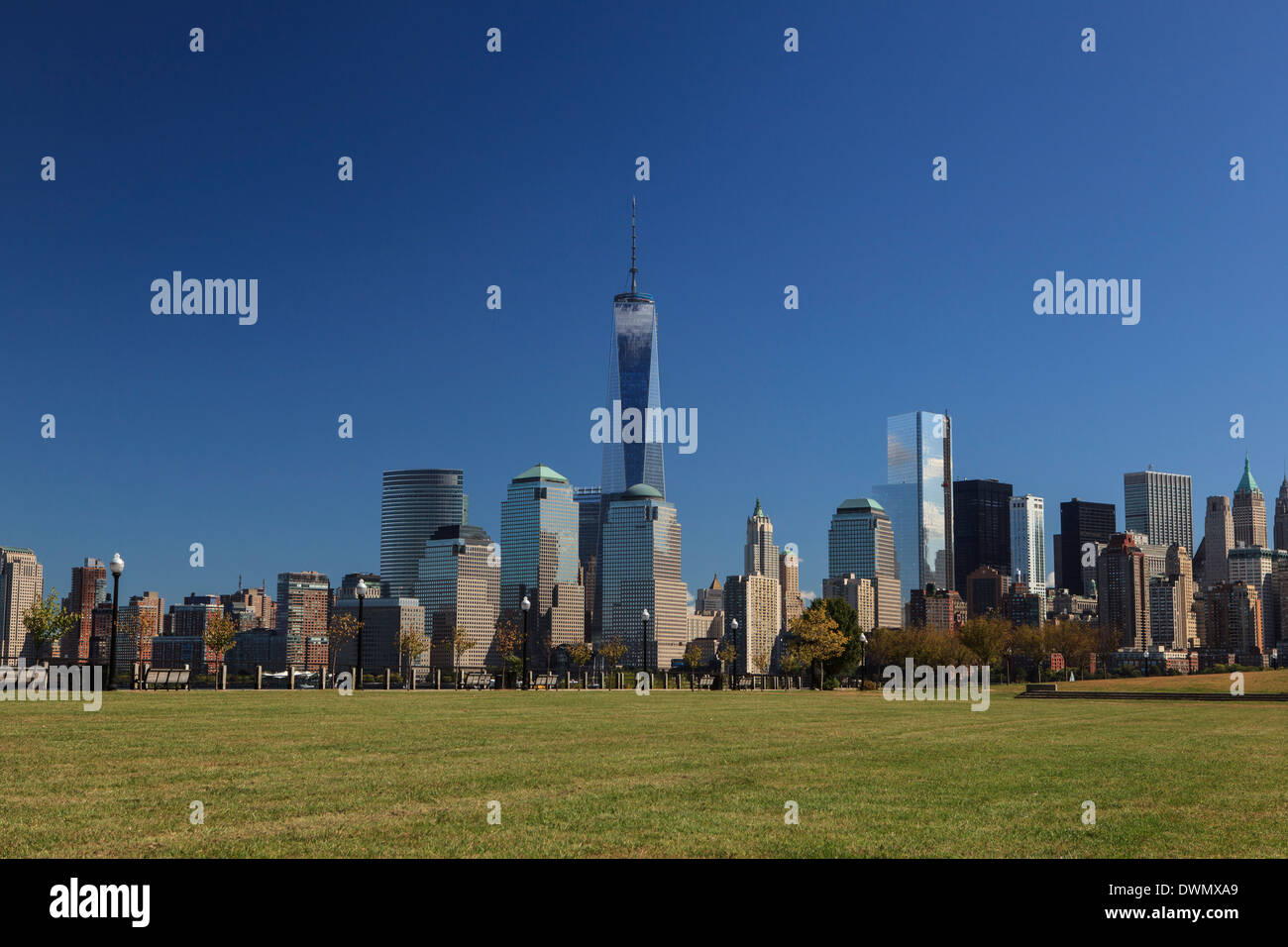 1 World Trade Center Tower e New York del quartiere finanziario come visto da Liberty State Park, New York, Stati Uniti d'America Foto Stock