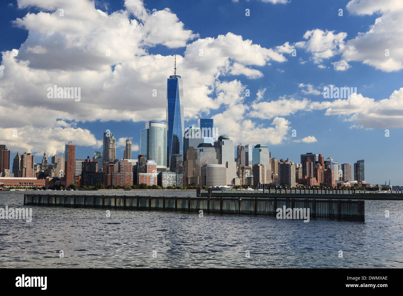 1 World Trade Center Tower e New York del quartiere finanziario come visto da Liberty State Park, New York, Stati Uniti d'America Foto Stock