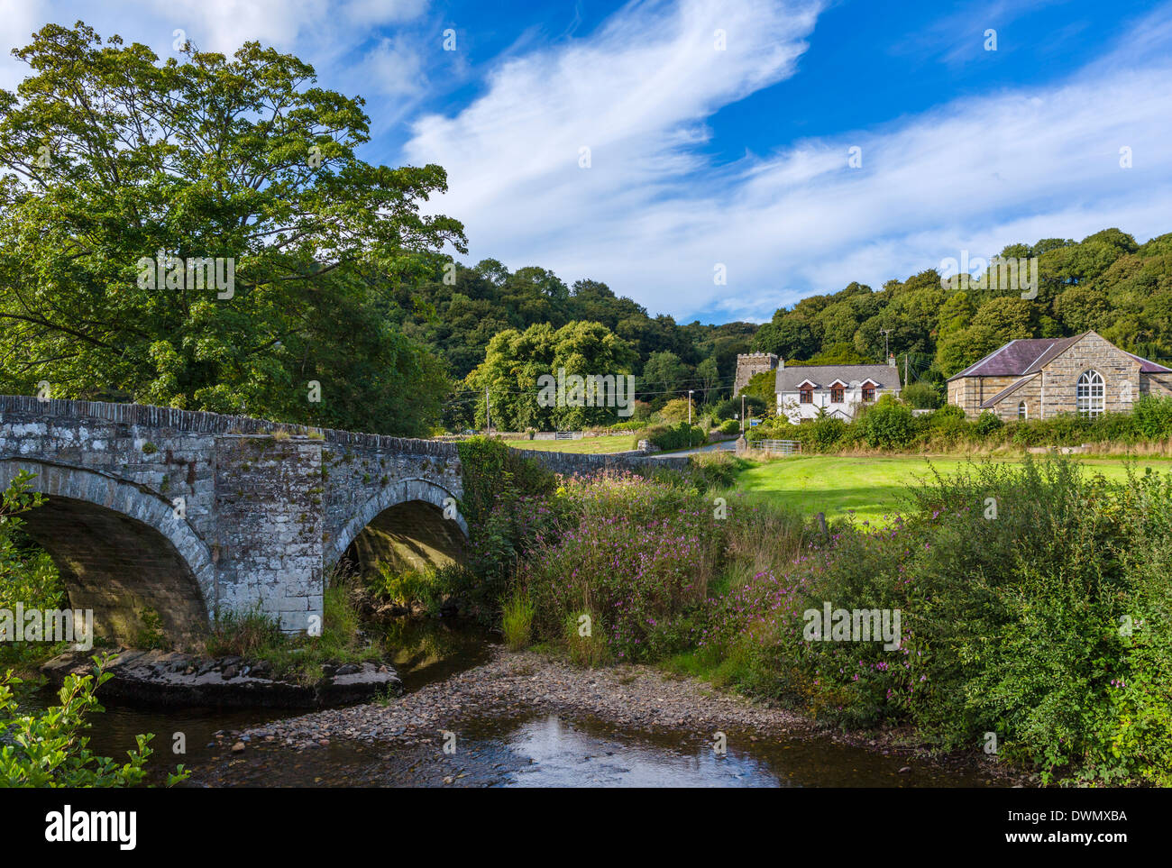 Ponte sul Afon Nyfer, Nevern, Pembrokeshire, West Wales, Regno Unito Foto Stock