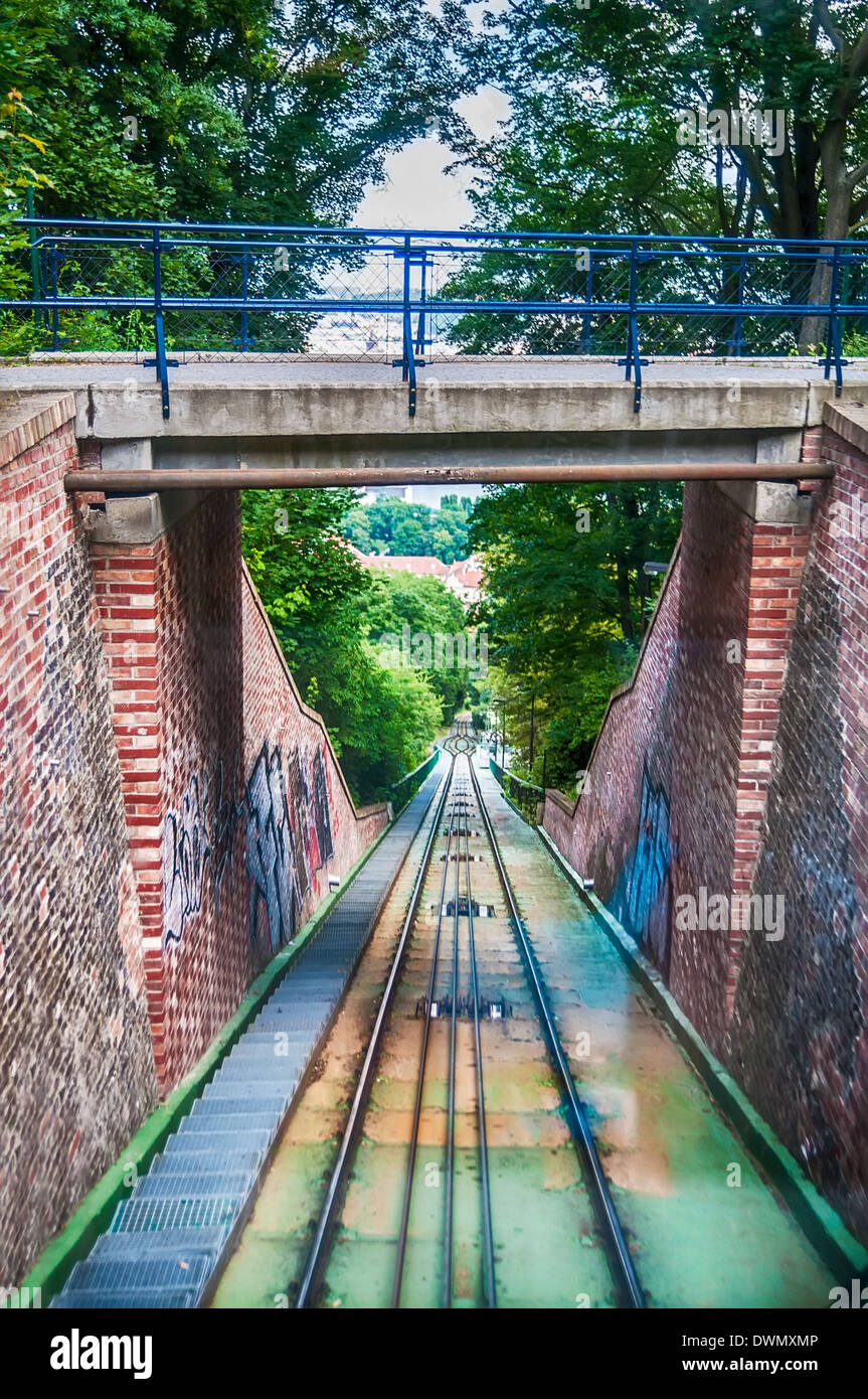 Vista sulla ferrovia del cavo dalla cabina della funicolare in movimento a Praga Foto Stock