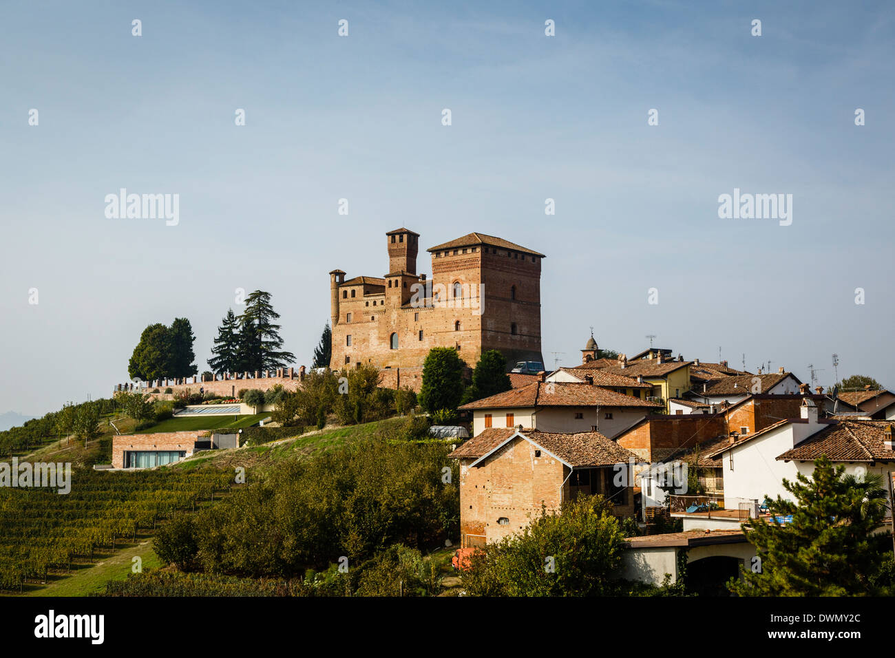 Vista su Grinzane Cavour castello, Langhe, Distretto di Cuneo, Piemonte, Italia, Europa Foto Stock
