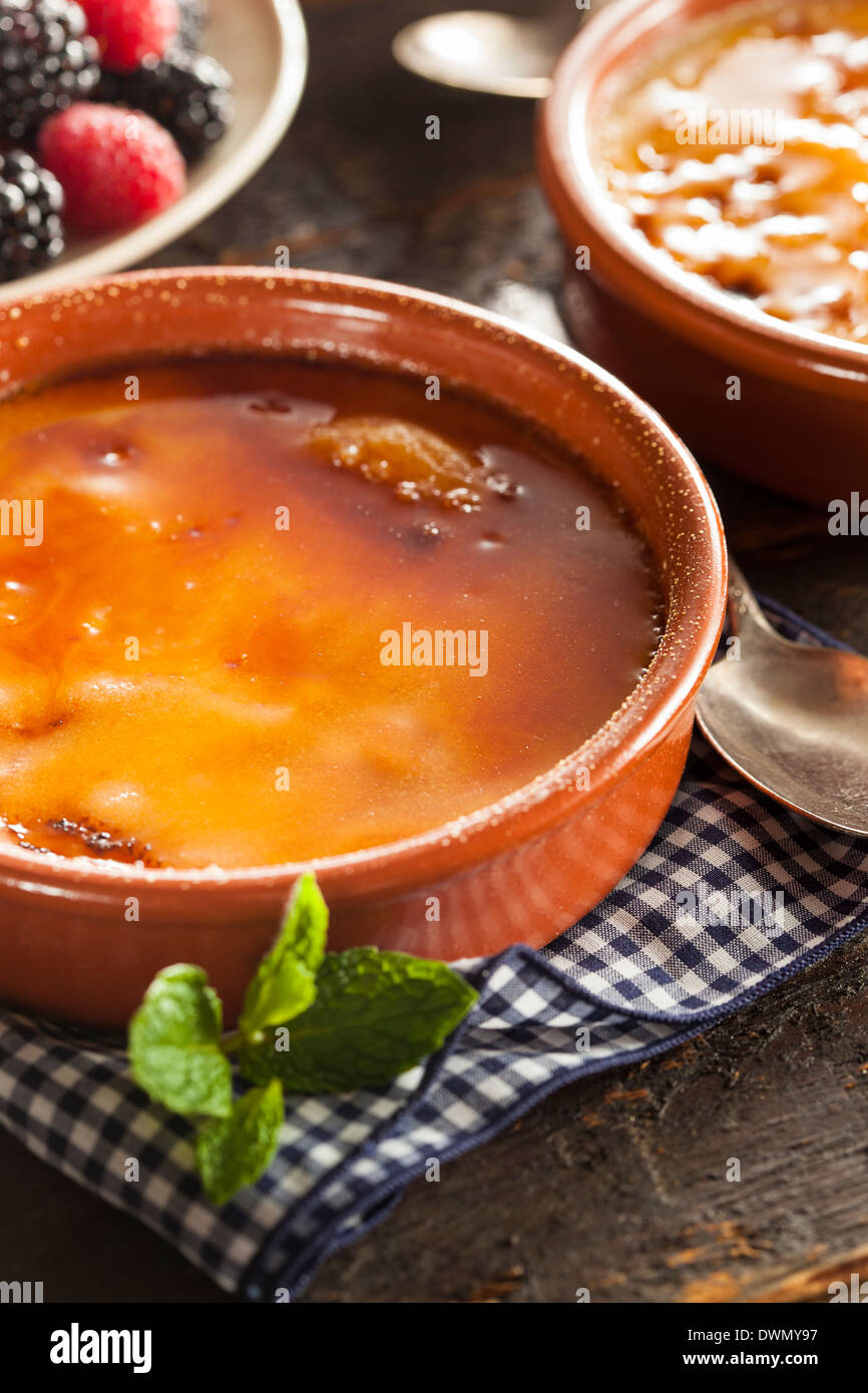 Carmelized Gourmet Creme brulee con frutti di bosco e menta Foto Stock
