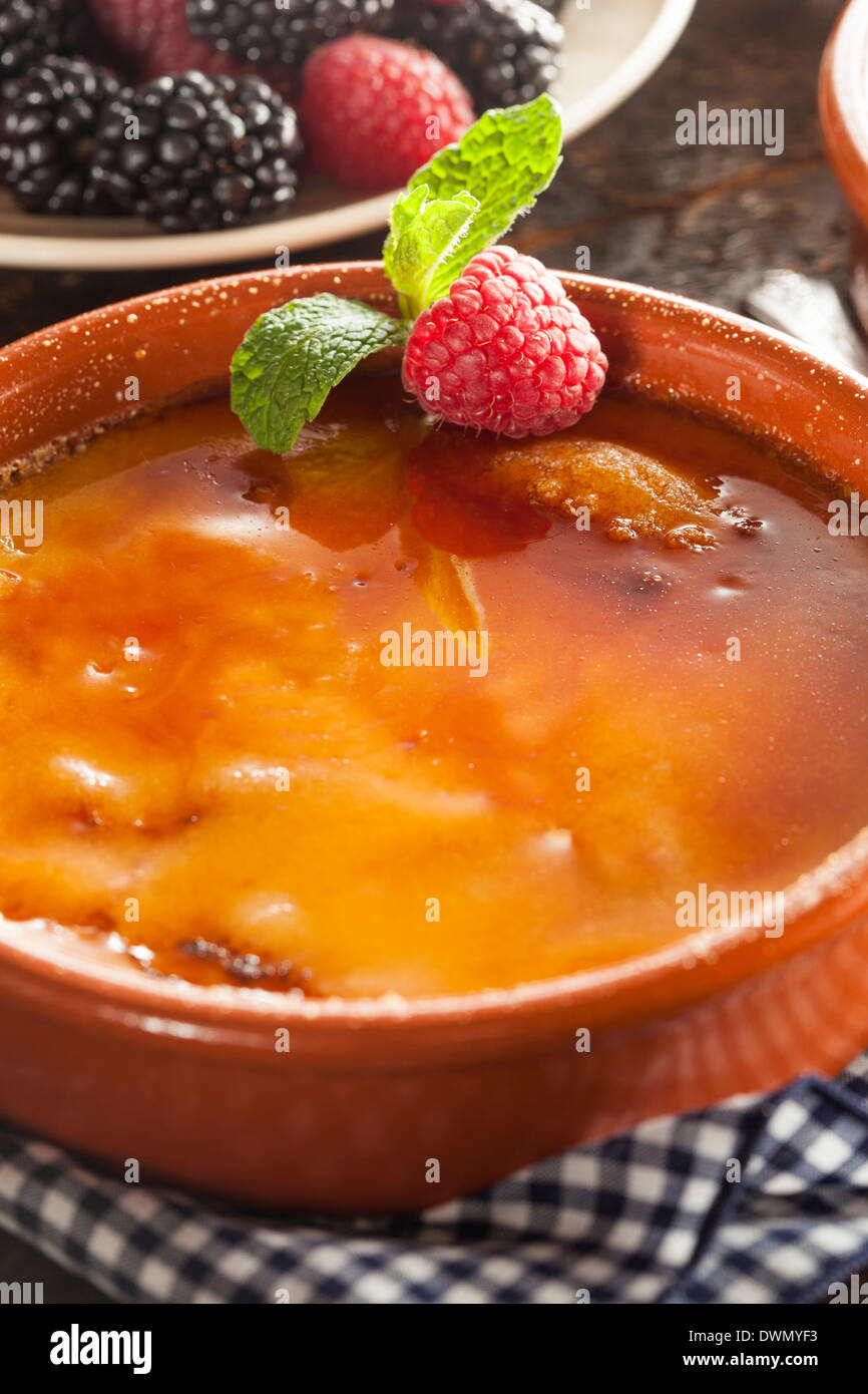 Carmelized Gourmet Creme brulee con frutti di bosco e menta Foto Stock