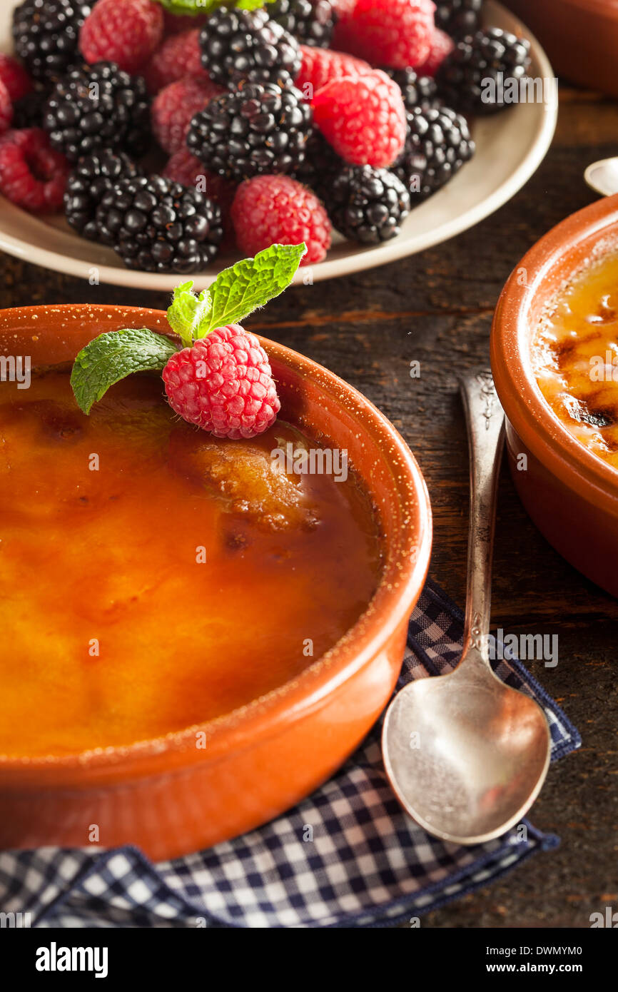Carmelized Gourmet Creme brulee con frutti di bosco e menta Foto Stock