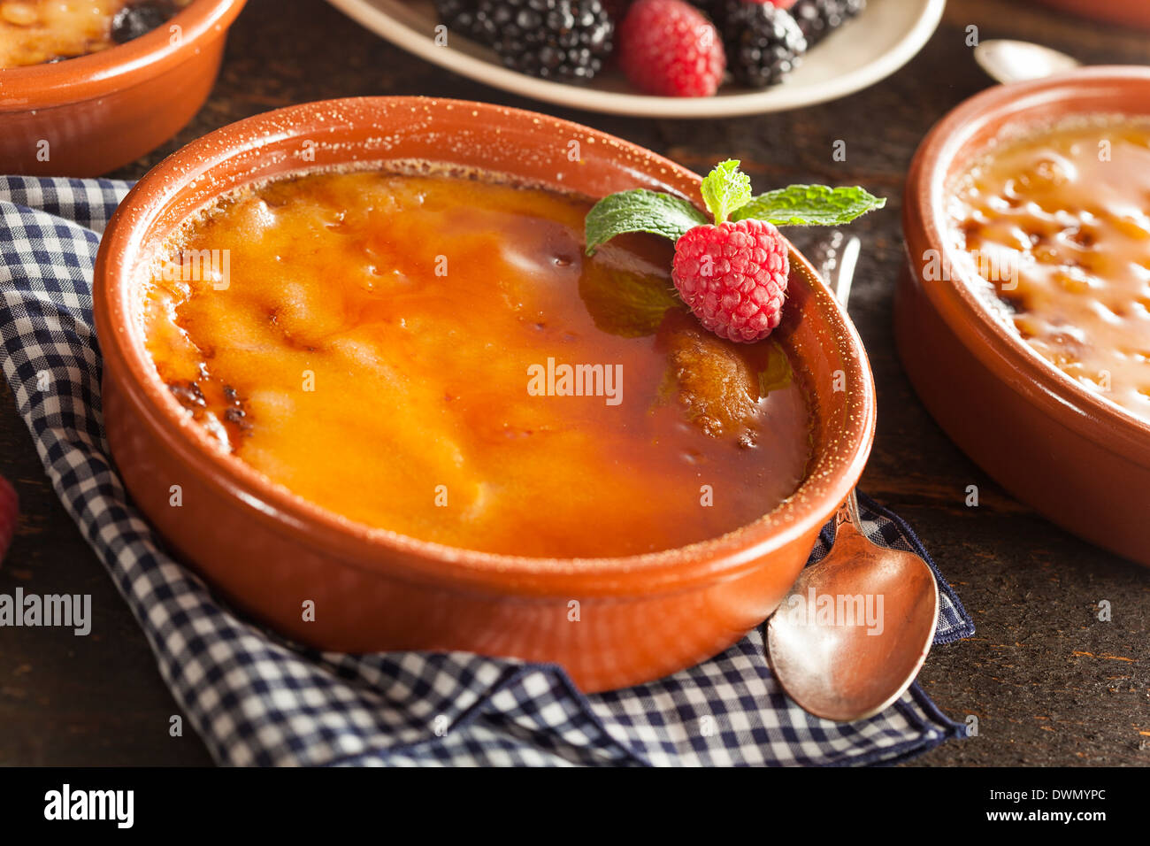 Carmelized Gourmet Creme brulee con frutti di bosco e menta Foto Stock