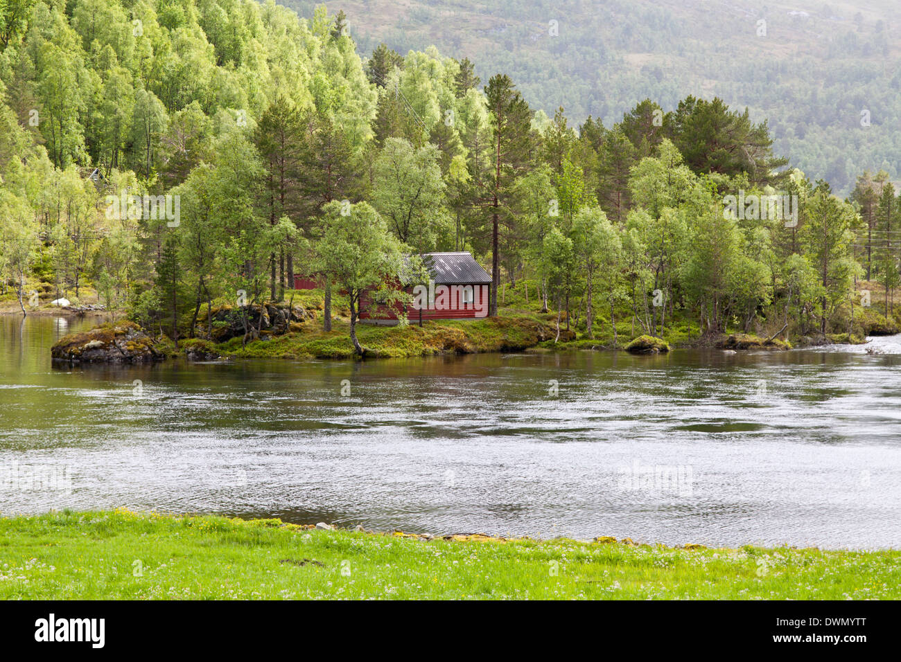 Norvegia paesaggio con pineta, fiume e fishman house Foto Stock