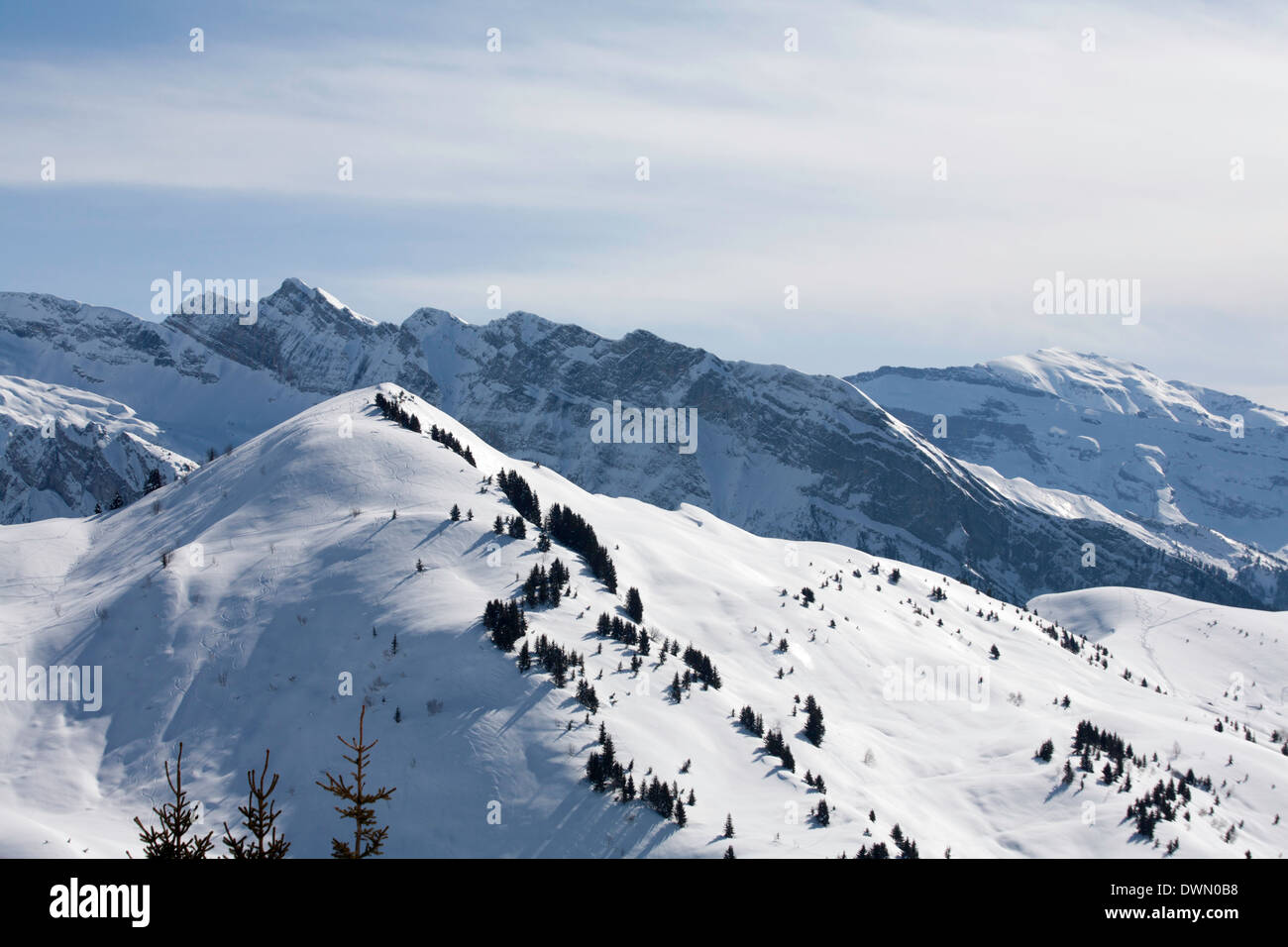 Panorama di montagna sopra la città di Les Gets e Morzine Portes du Soleil Morzine Haute Savoie Francia Foto Stock