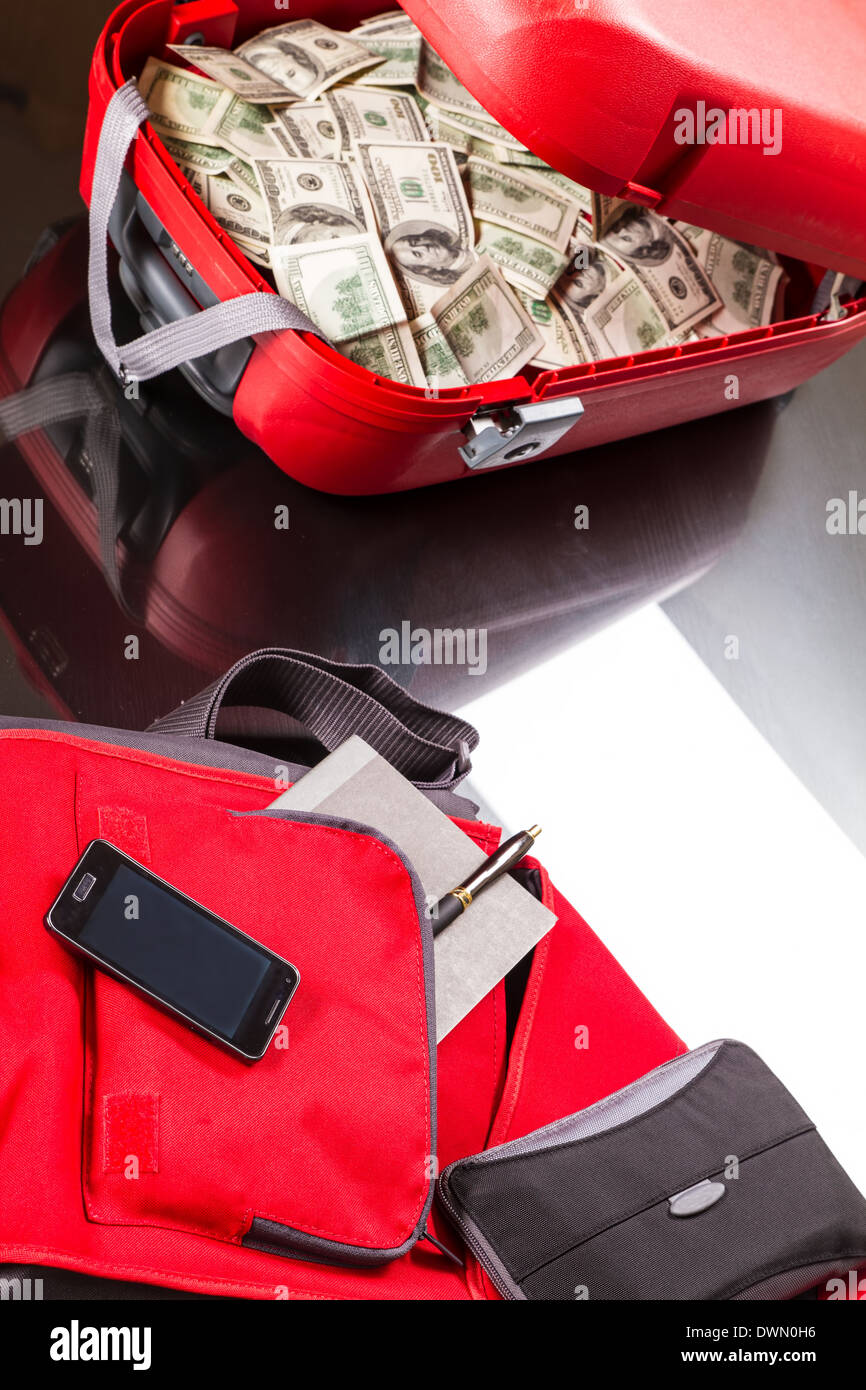 Una valigia con un sacco di dollari, pronto per il business Foto Stock